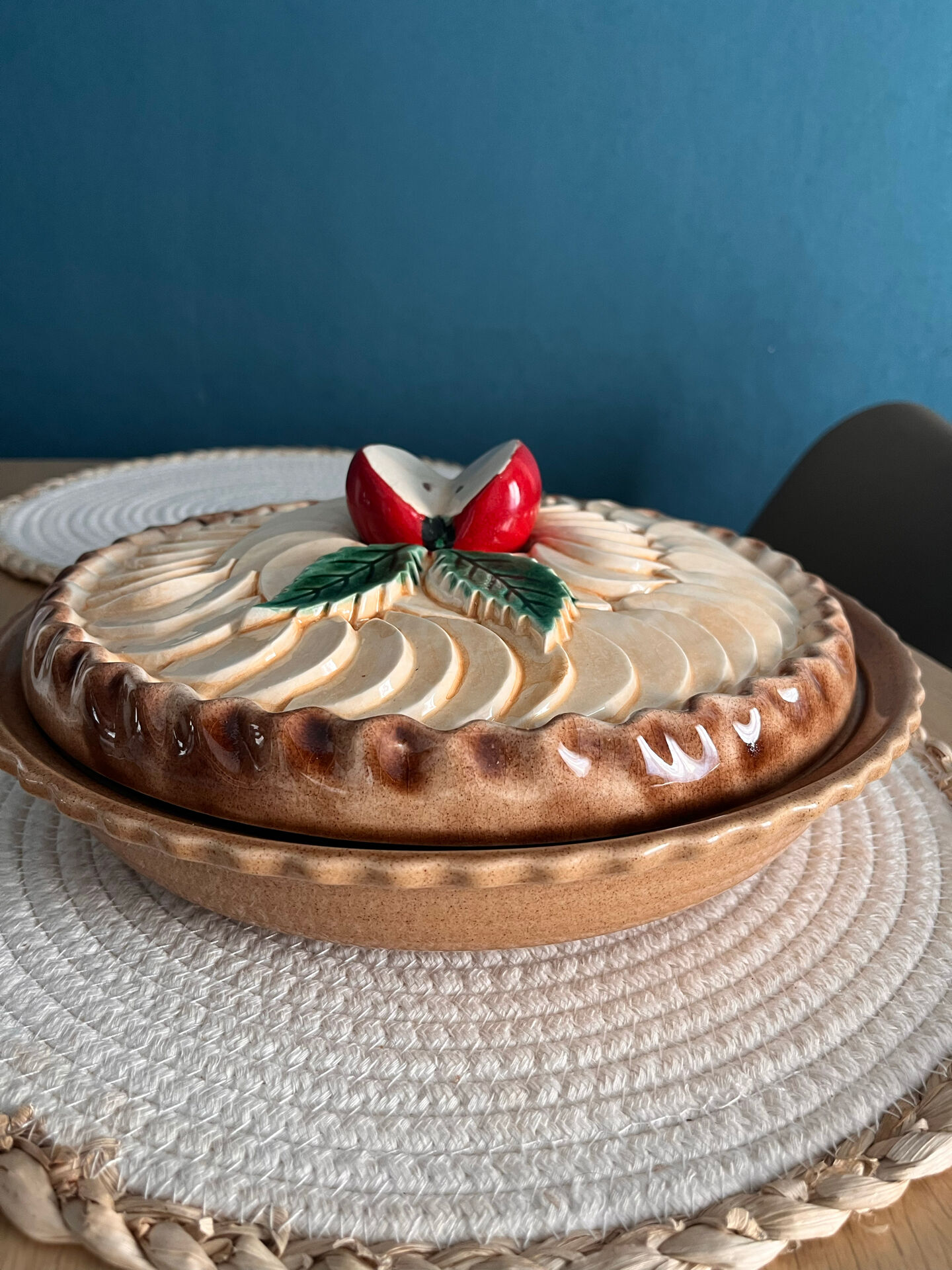 Vintage pie dish in barbotine apple pie Silea