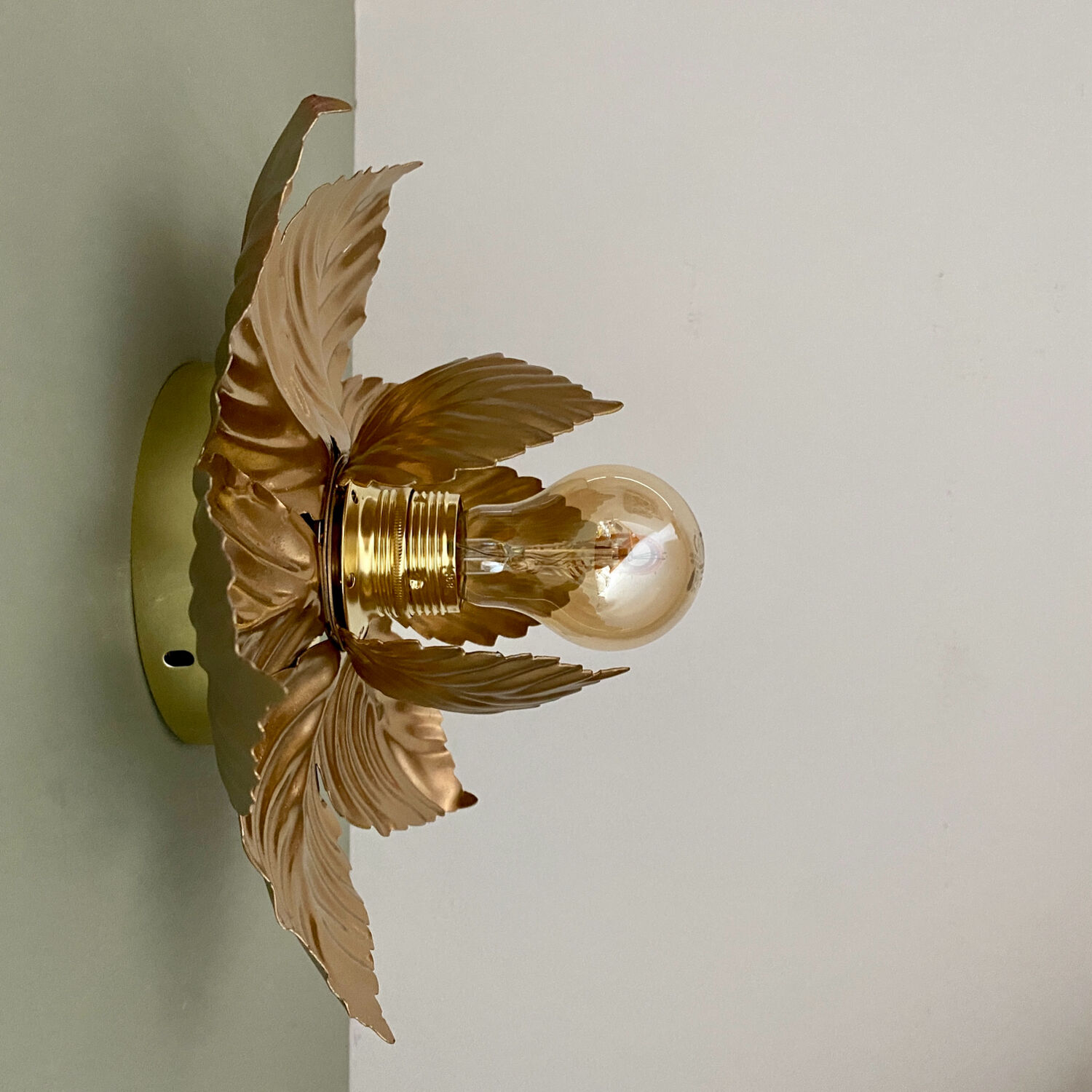 Vintgae wall light in gold metal