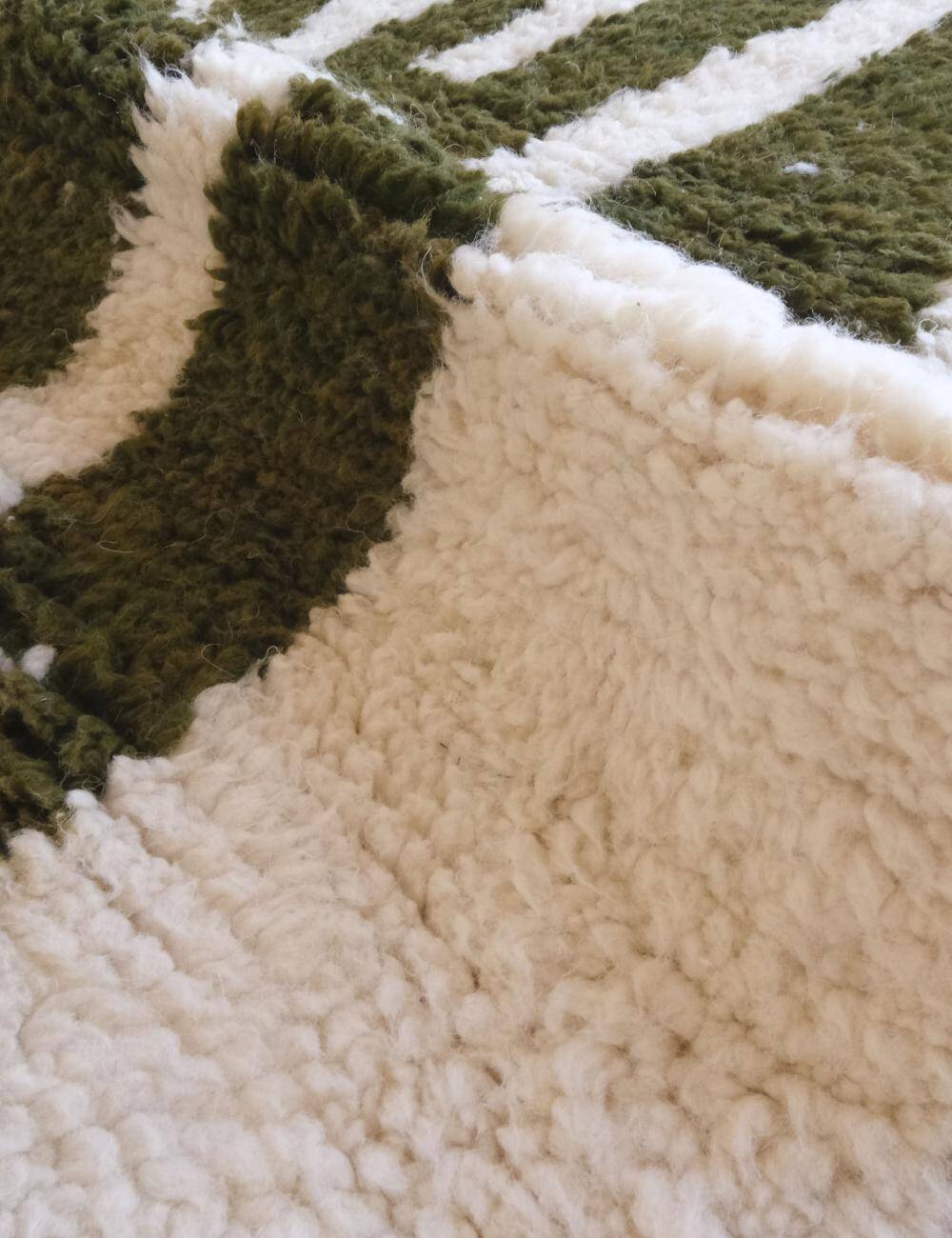 Tapis contemporain vert abstrait