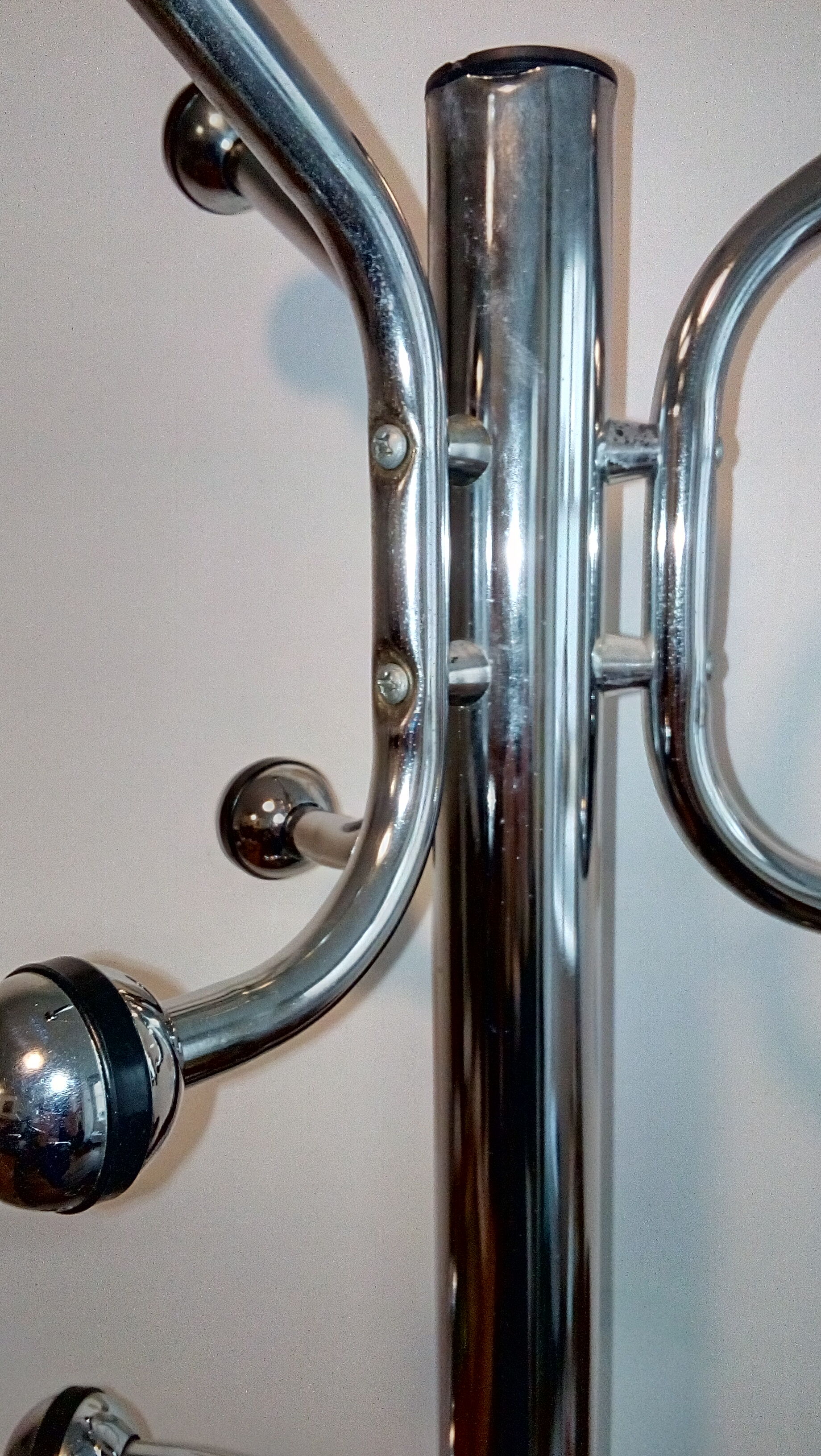 Metal parrot coat rack