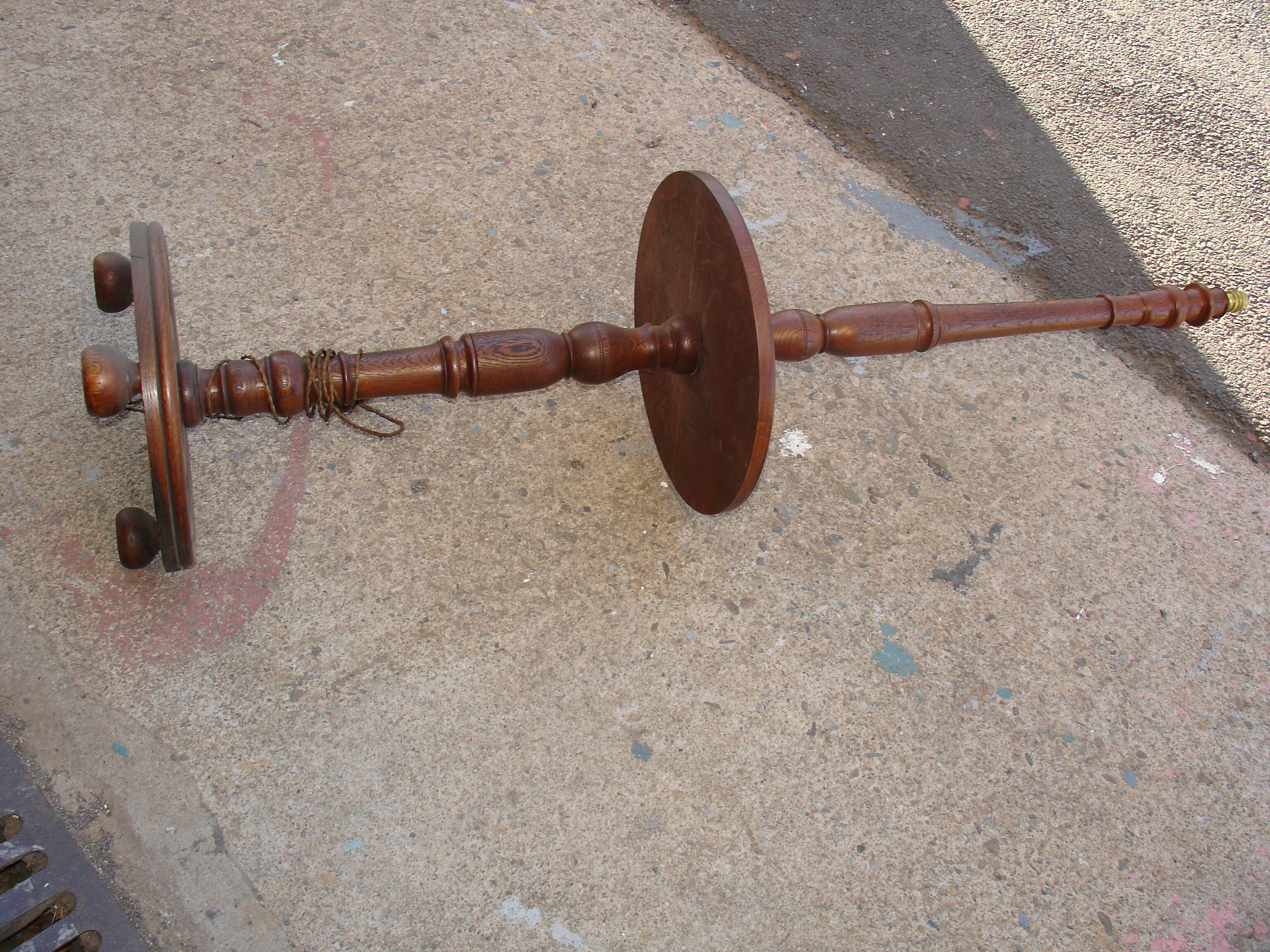 Lampadaire en chêne vers 1940