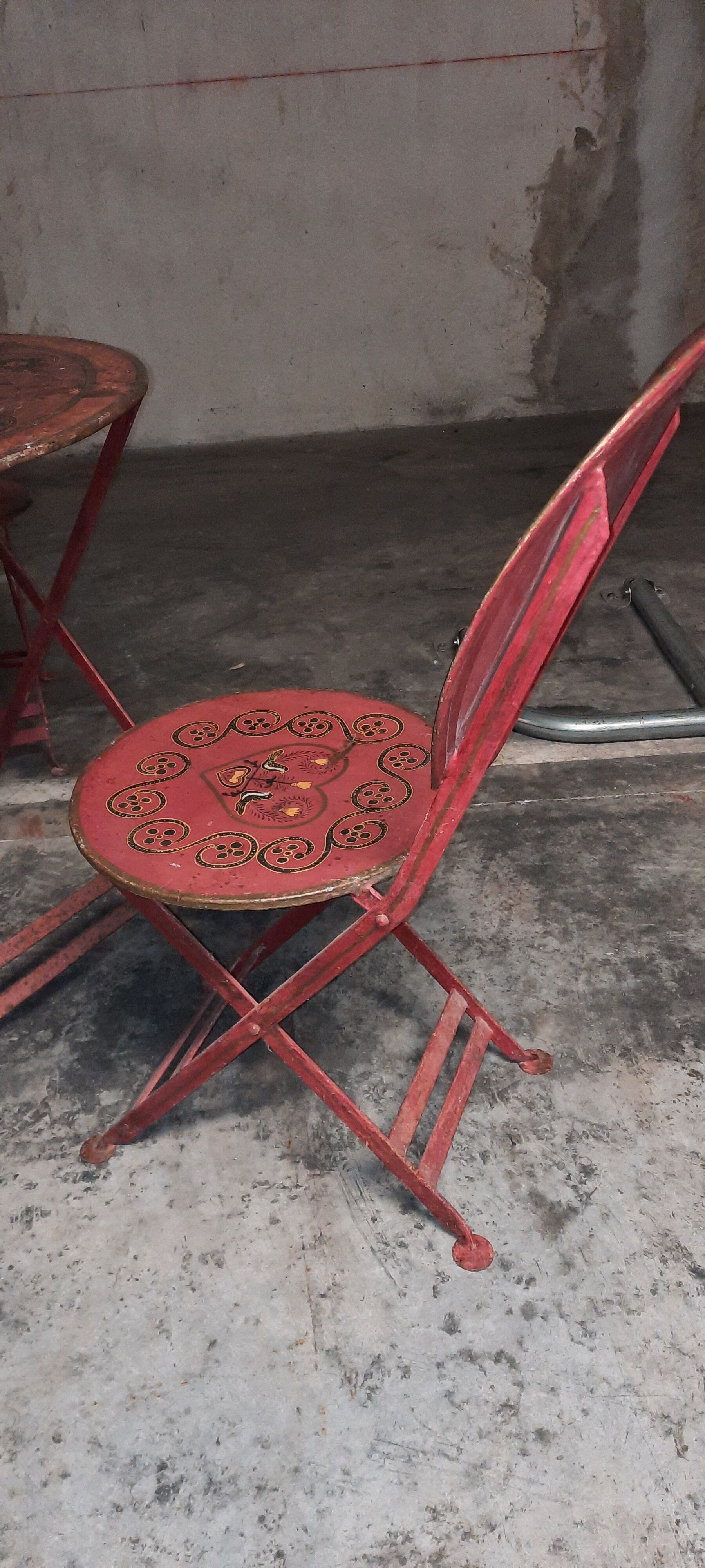 Table et chaises en tôle