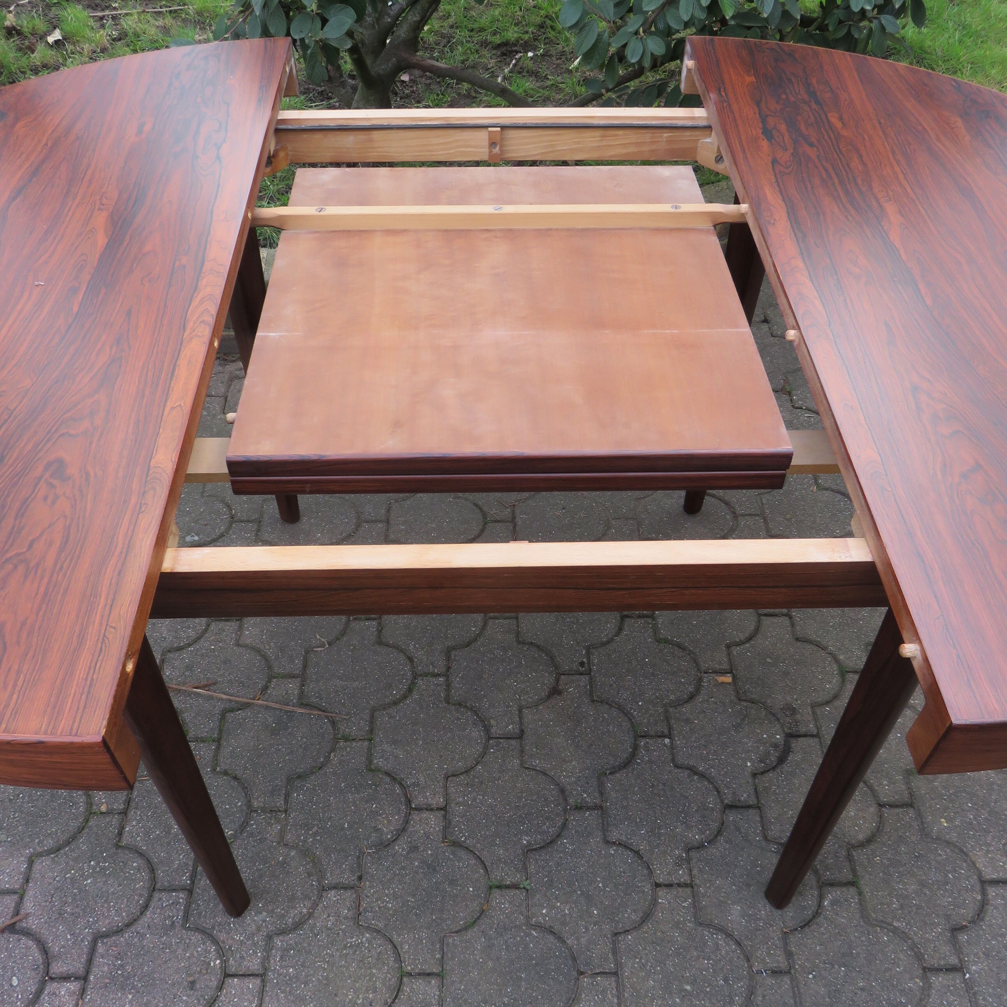 Round table with integrated extensions, rosewood. 1970