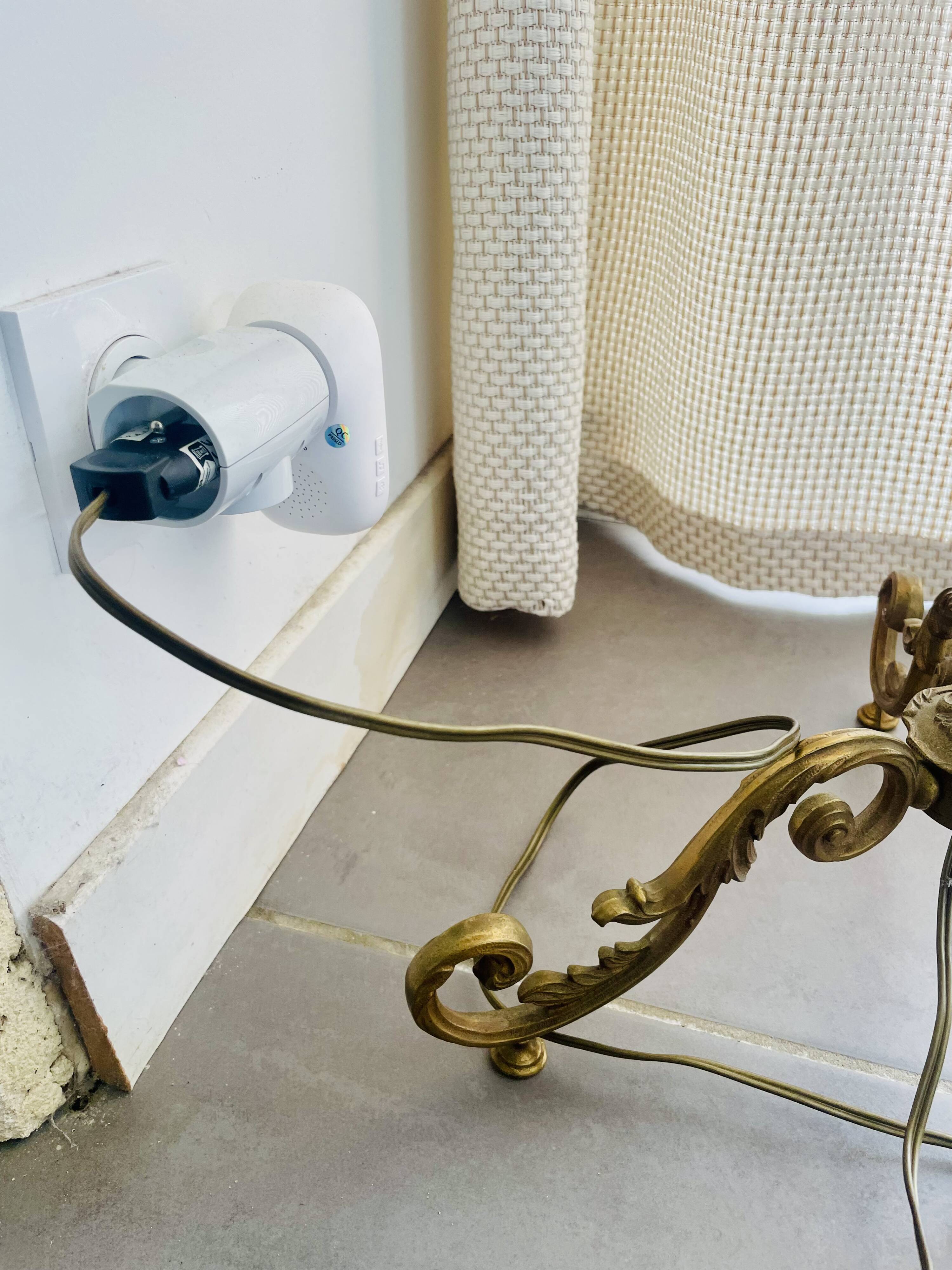 Floor lamp in gilded brass and round glass globe