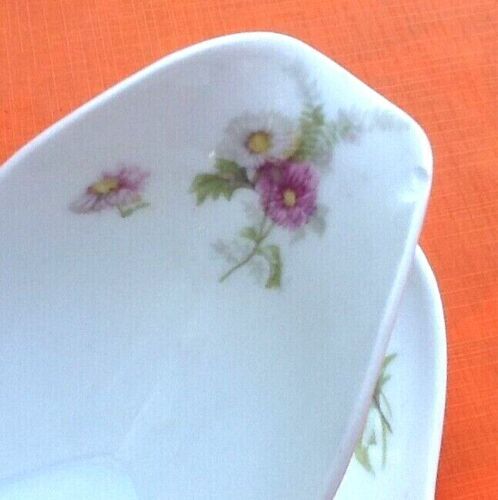 Sauce boat Porcelain with floral decoration on a white background " Aux Lions de Faïence " Paris