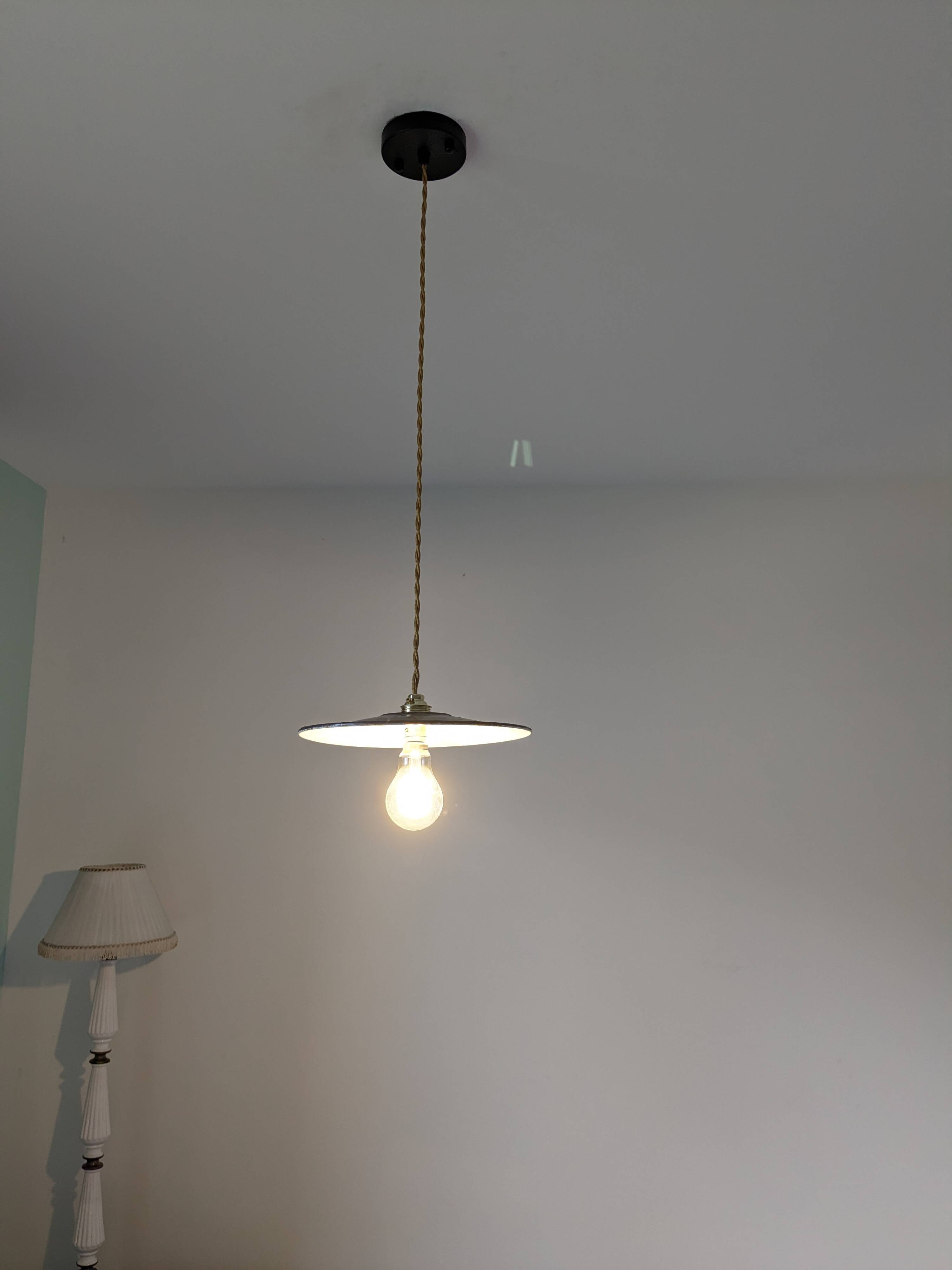 Industrial pendant light in black enamelled sheet metal