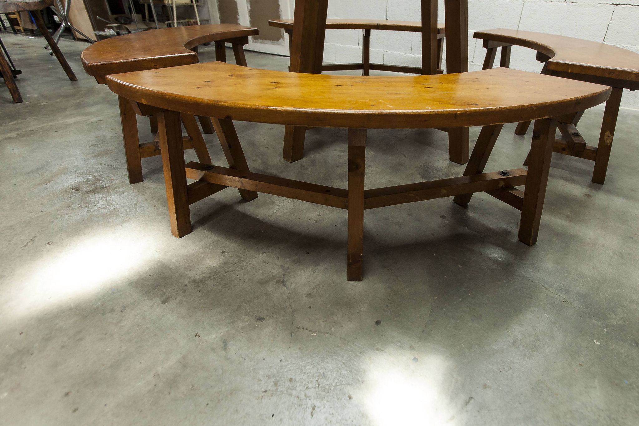 Brutalist ensemble round table 113cm and its 4 rounded stools 1960