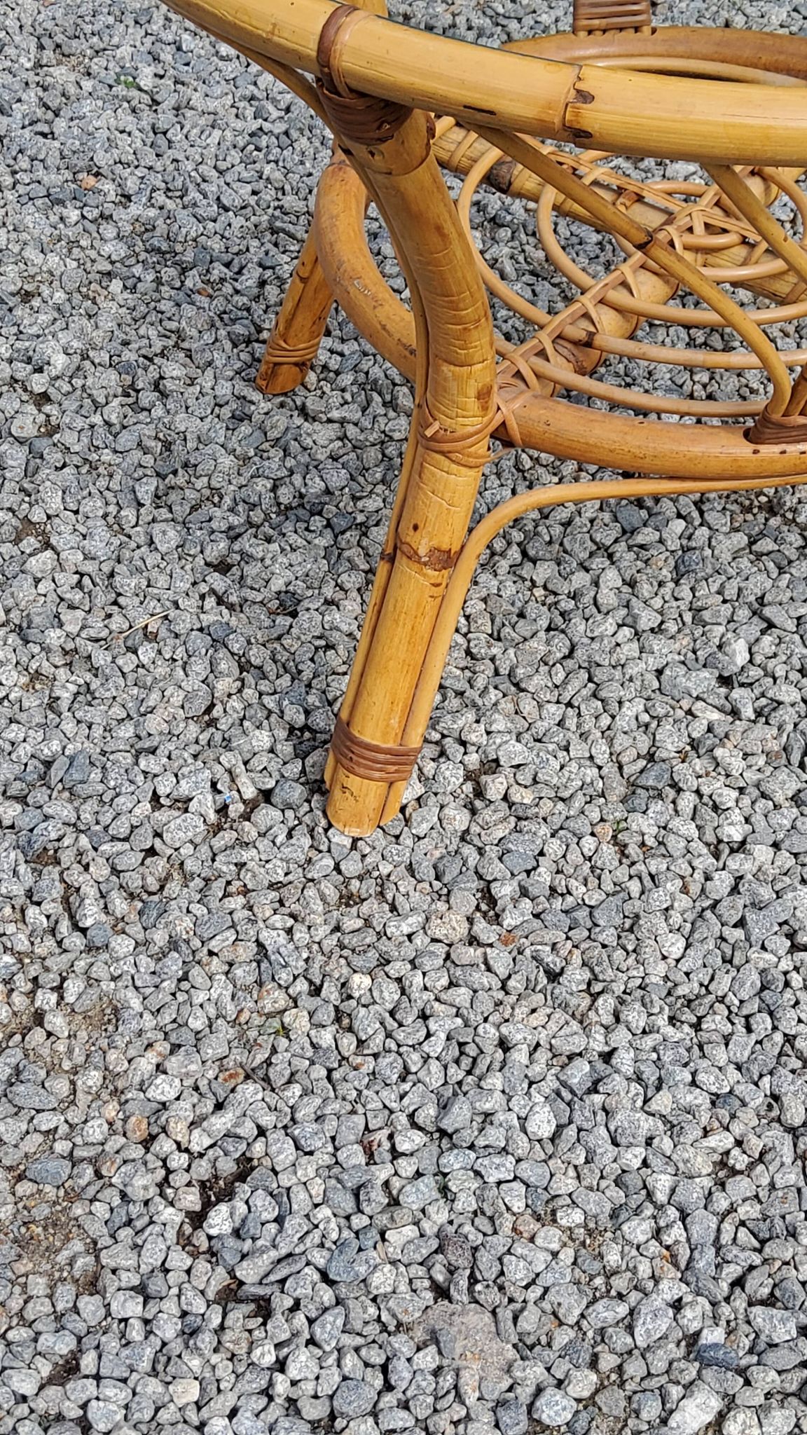 Table basse ronde en rotin plateau en verre des années 70