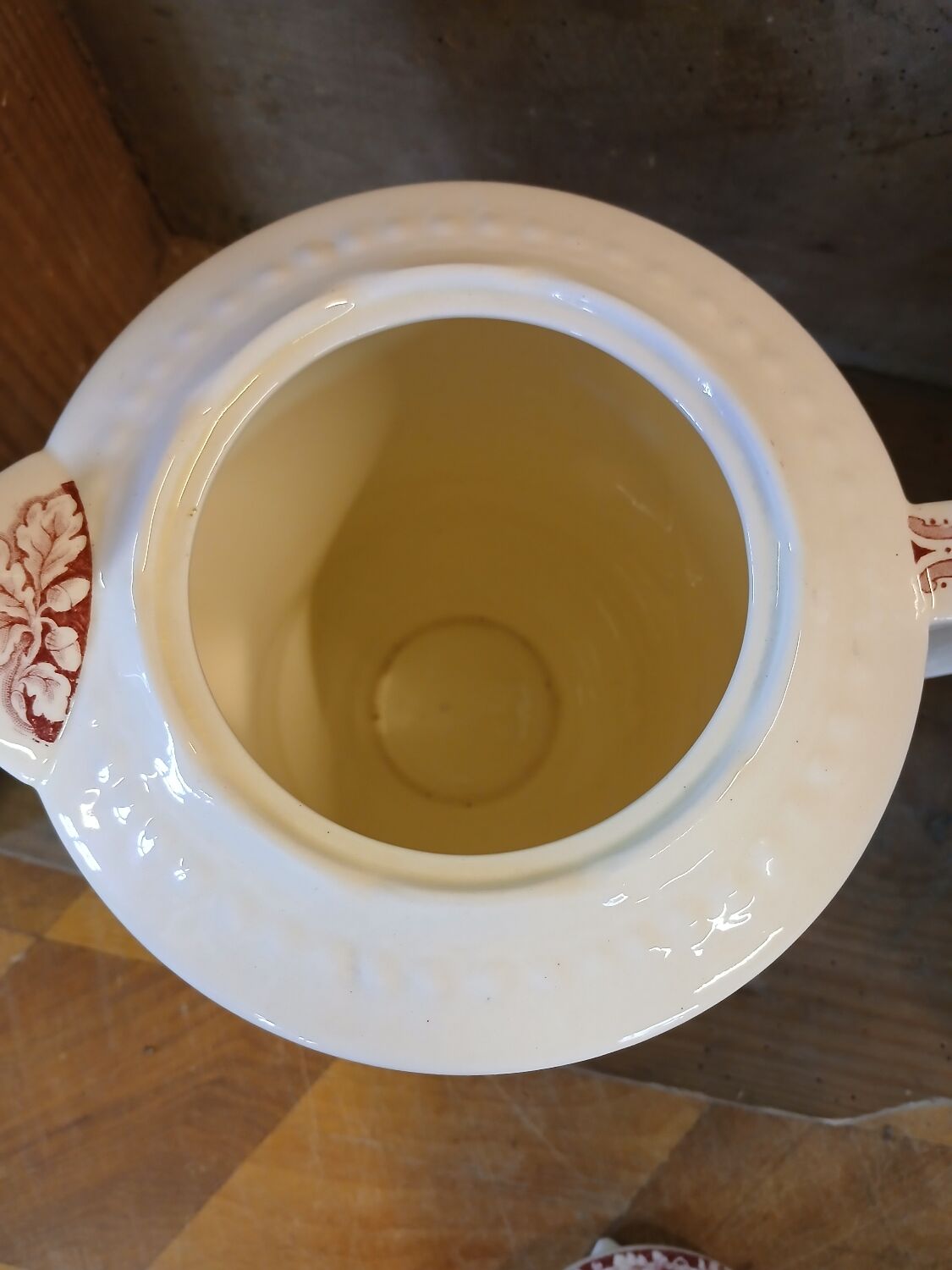 Antique coffee pot in Maastricht faience.