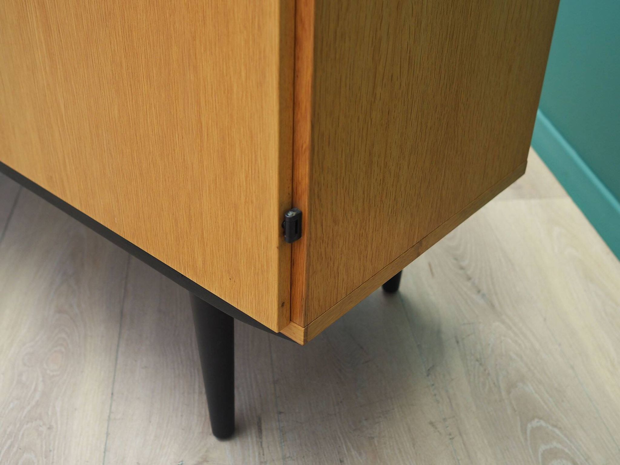 Armoire en frêne, design danois, années 1970, production : Danemark