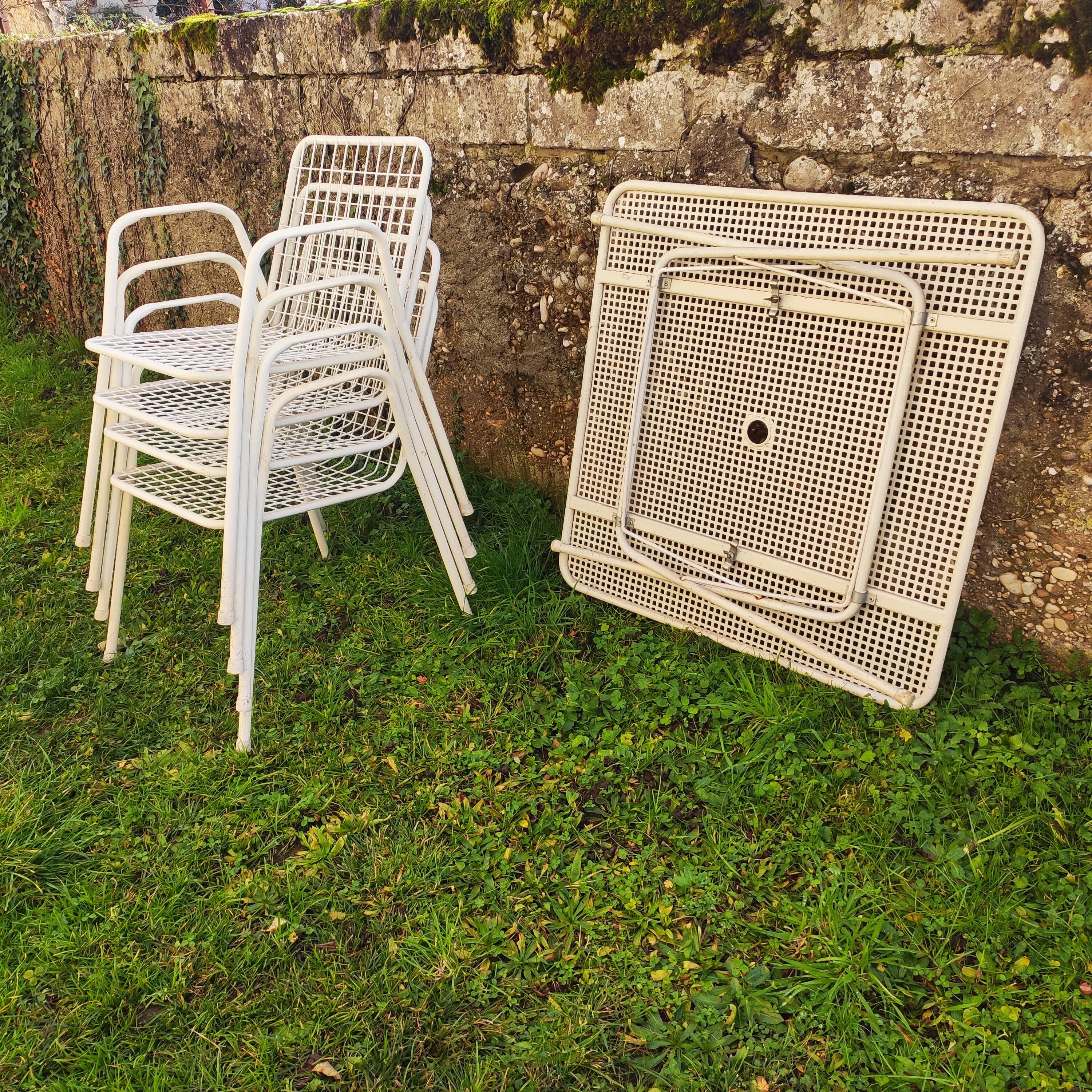 Armchairs with original cushions and Emu garden table model Rio 1966.