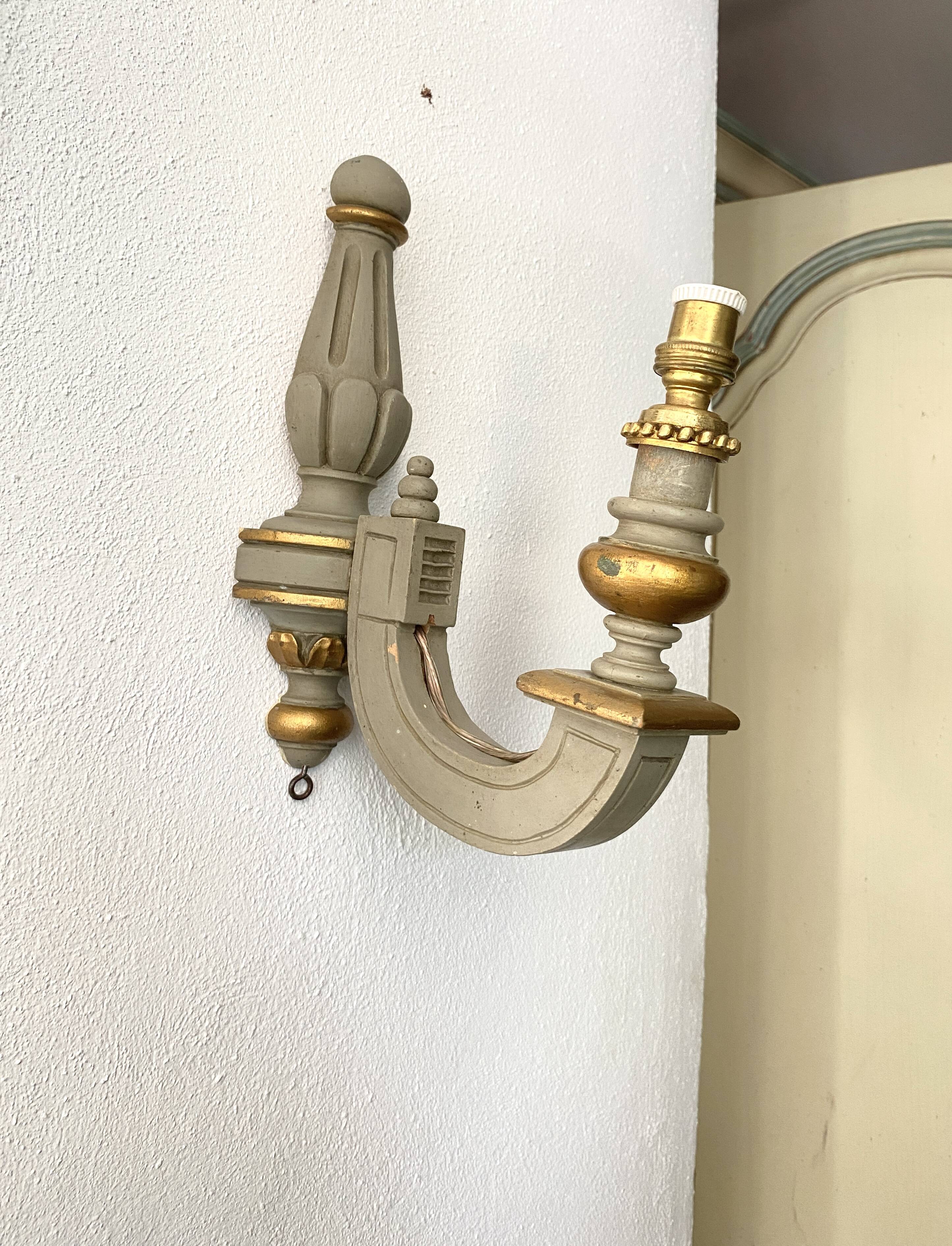Wooden wall light in Gustavian style