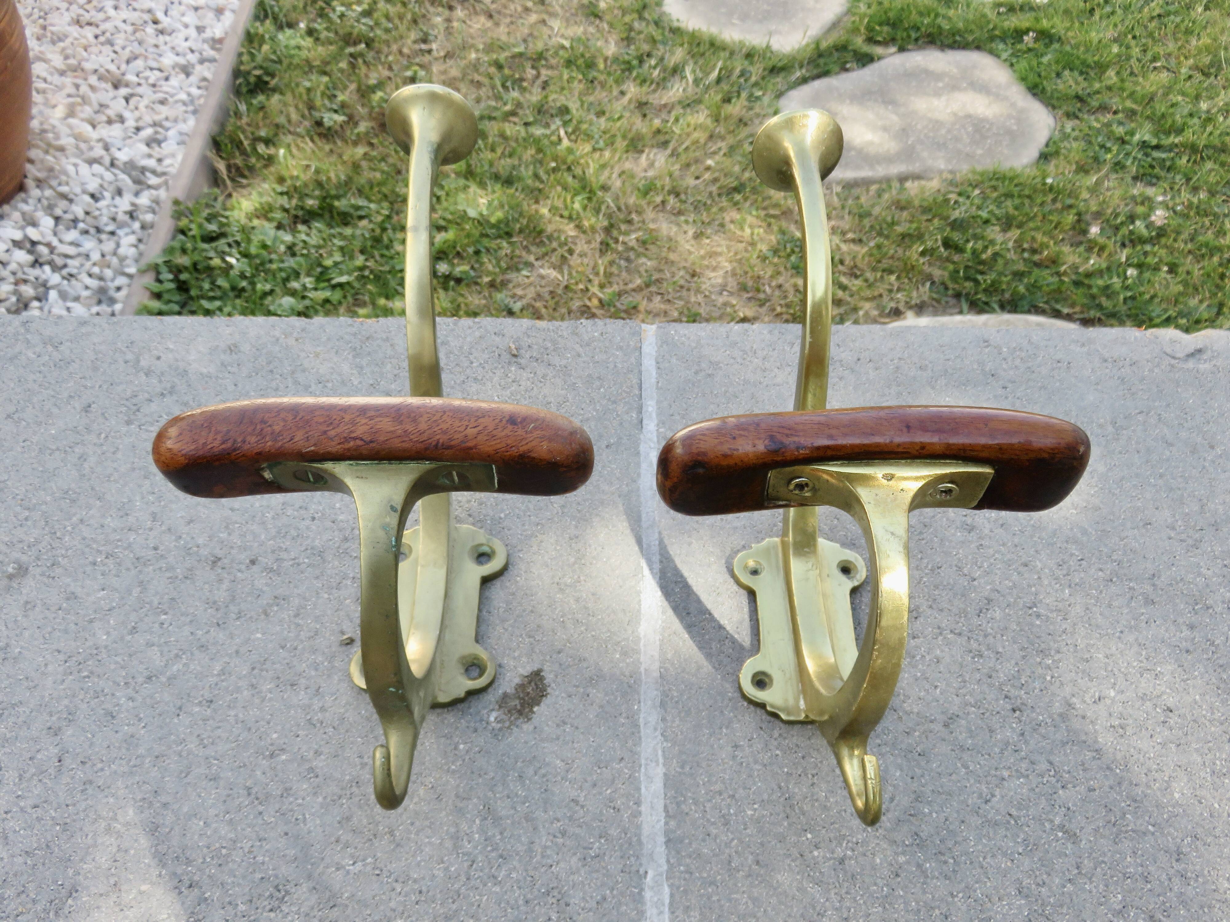 Pair of Art Nouveau coat hooks in bronze and chestnut, circa 1930.
