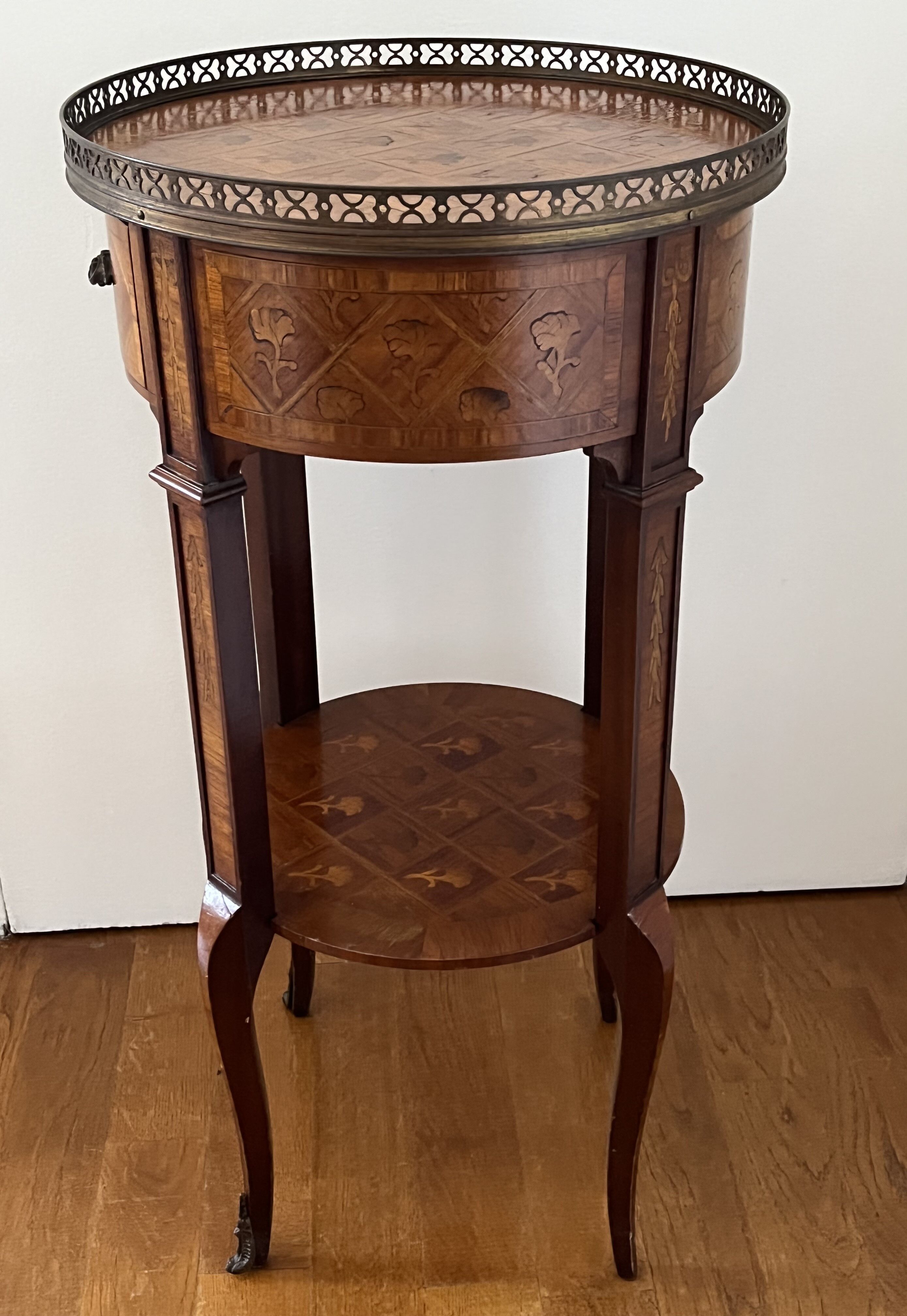Table de chevet en marqueterie de bois
