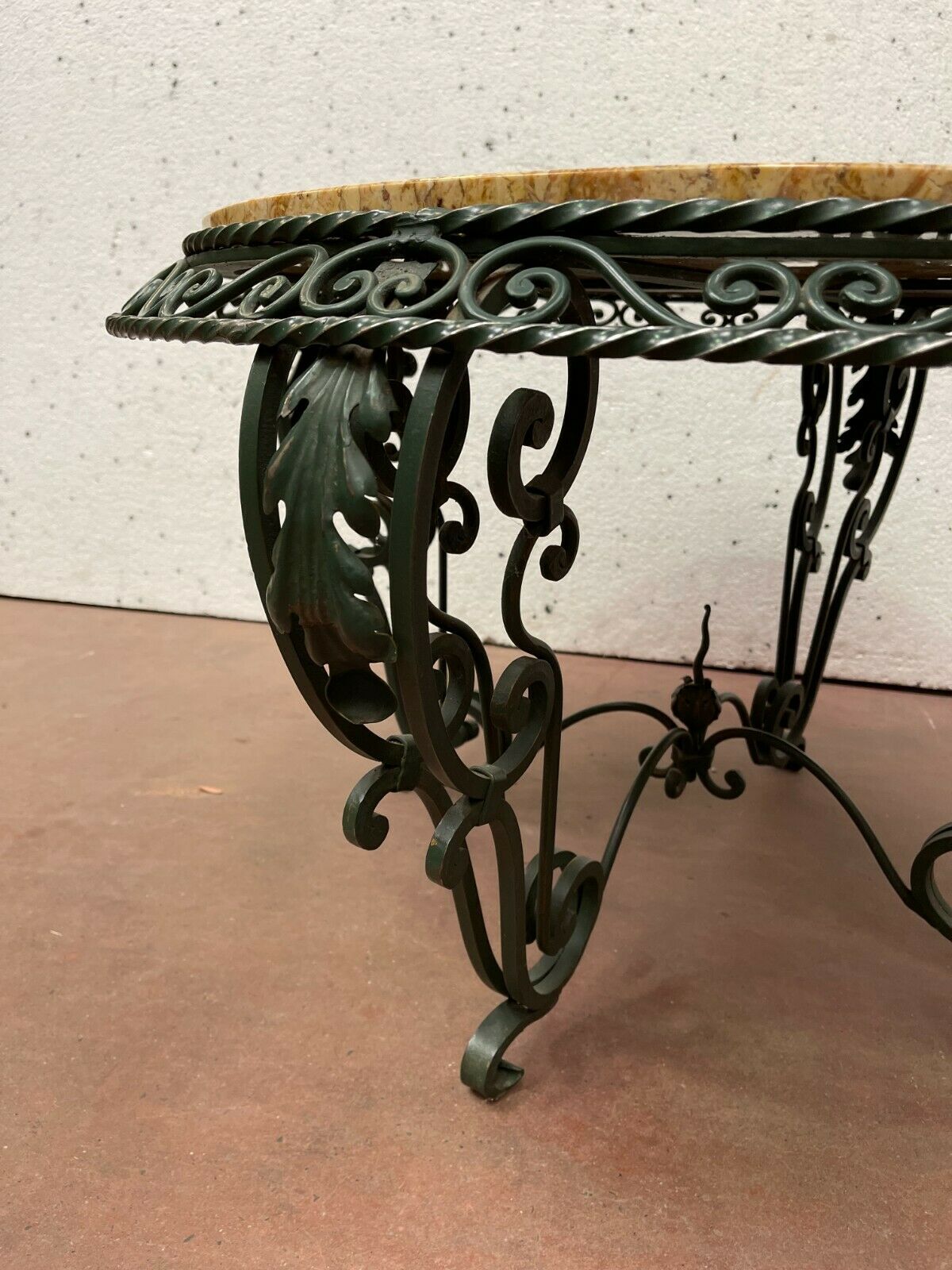 Round living room table in wrought iron and marble XX century