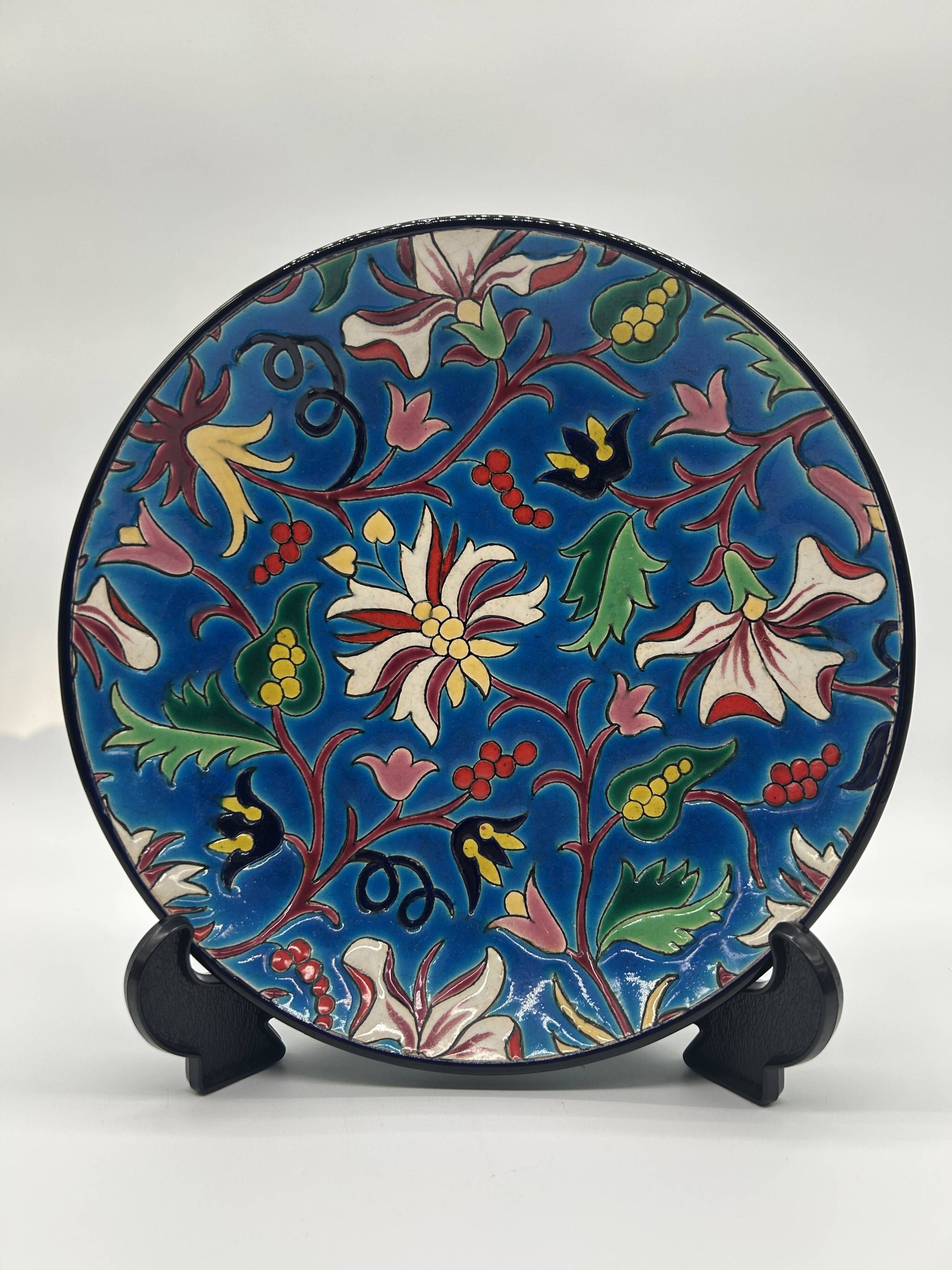 Assiette en faïence et émaux de Longwy