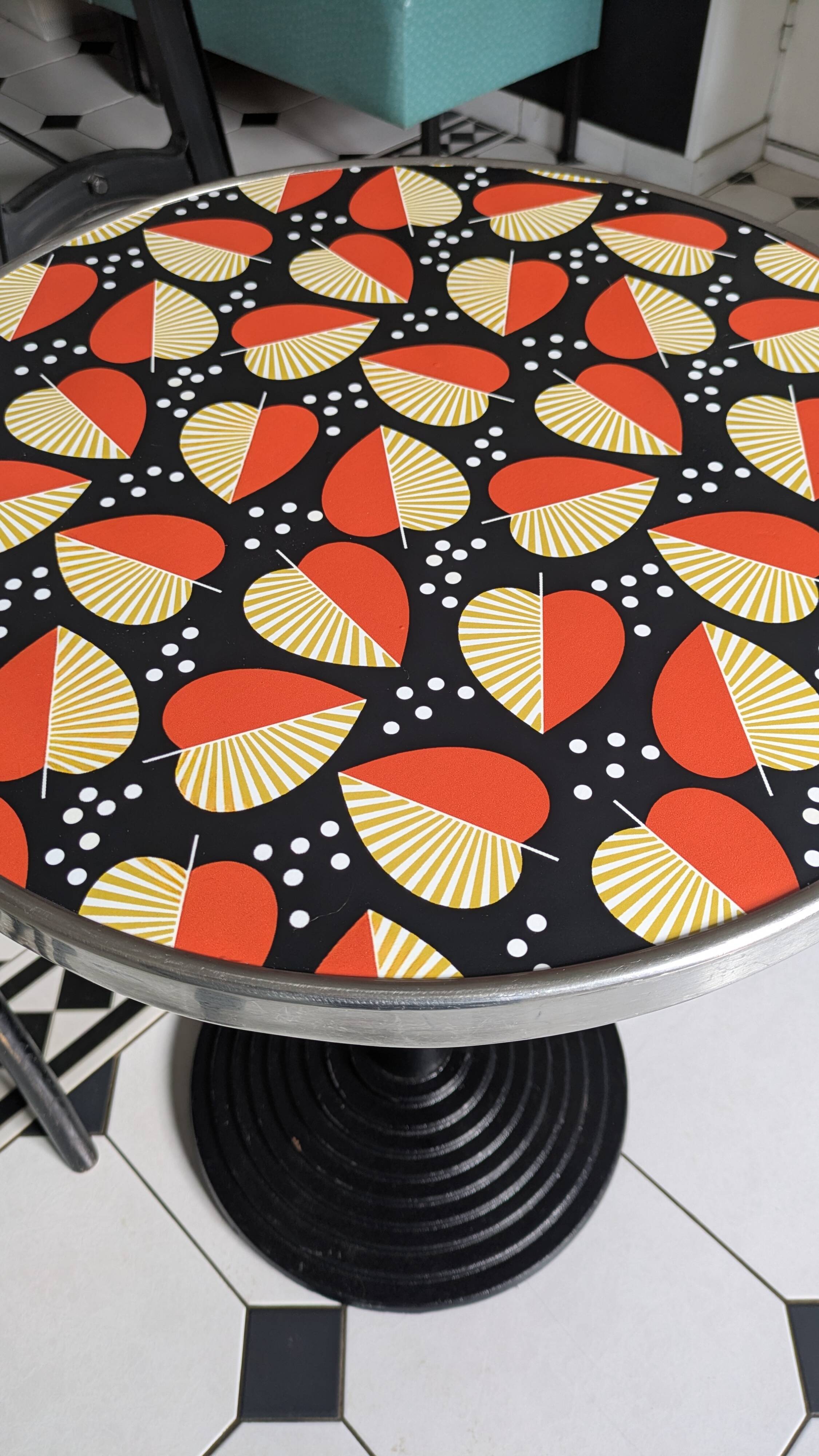 Table bistrot originale et colorée