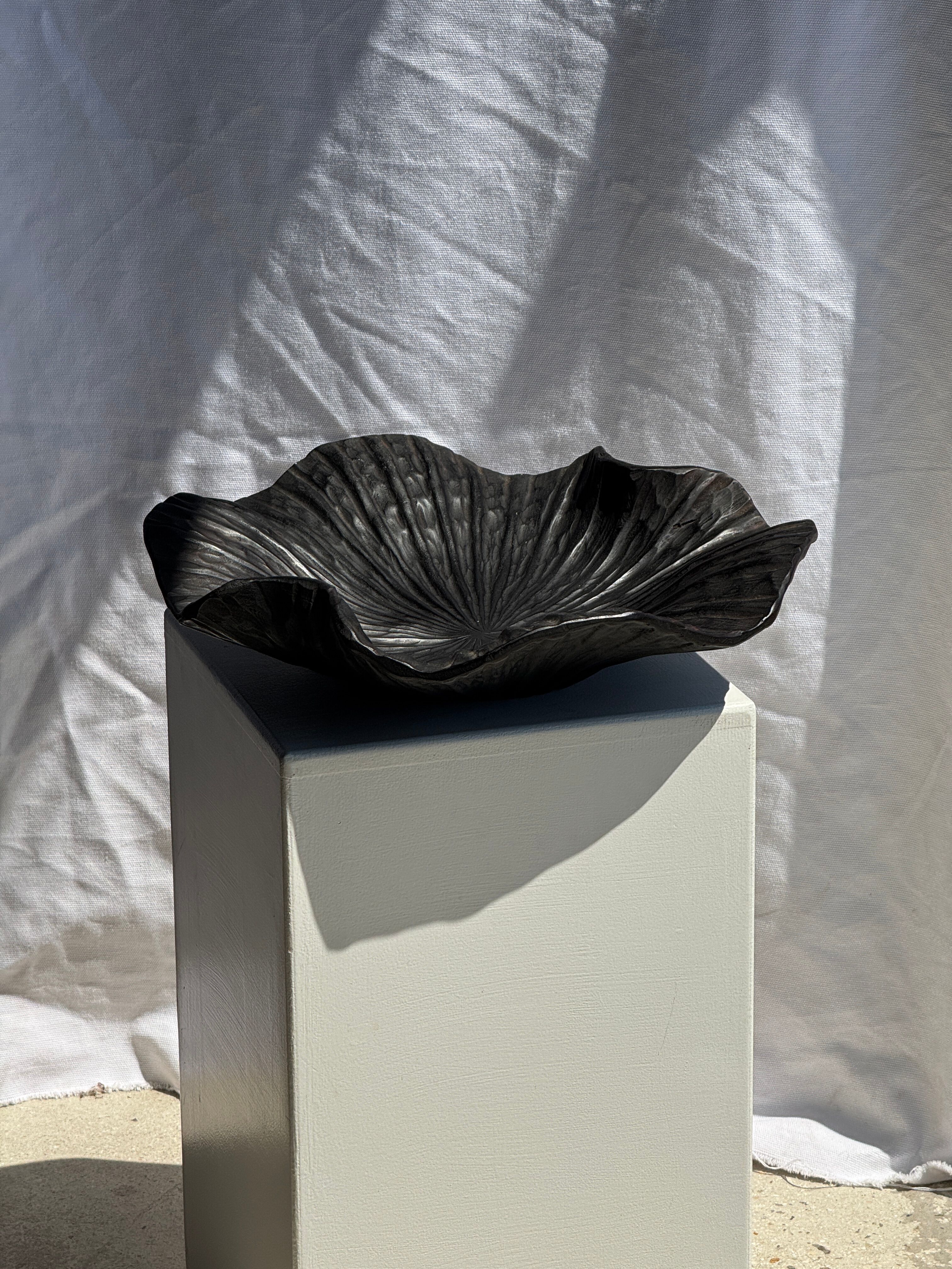 Coupe en teck noircie en forme de feuille ou fleur monoxyle H10 D41
