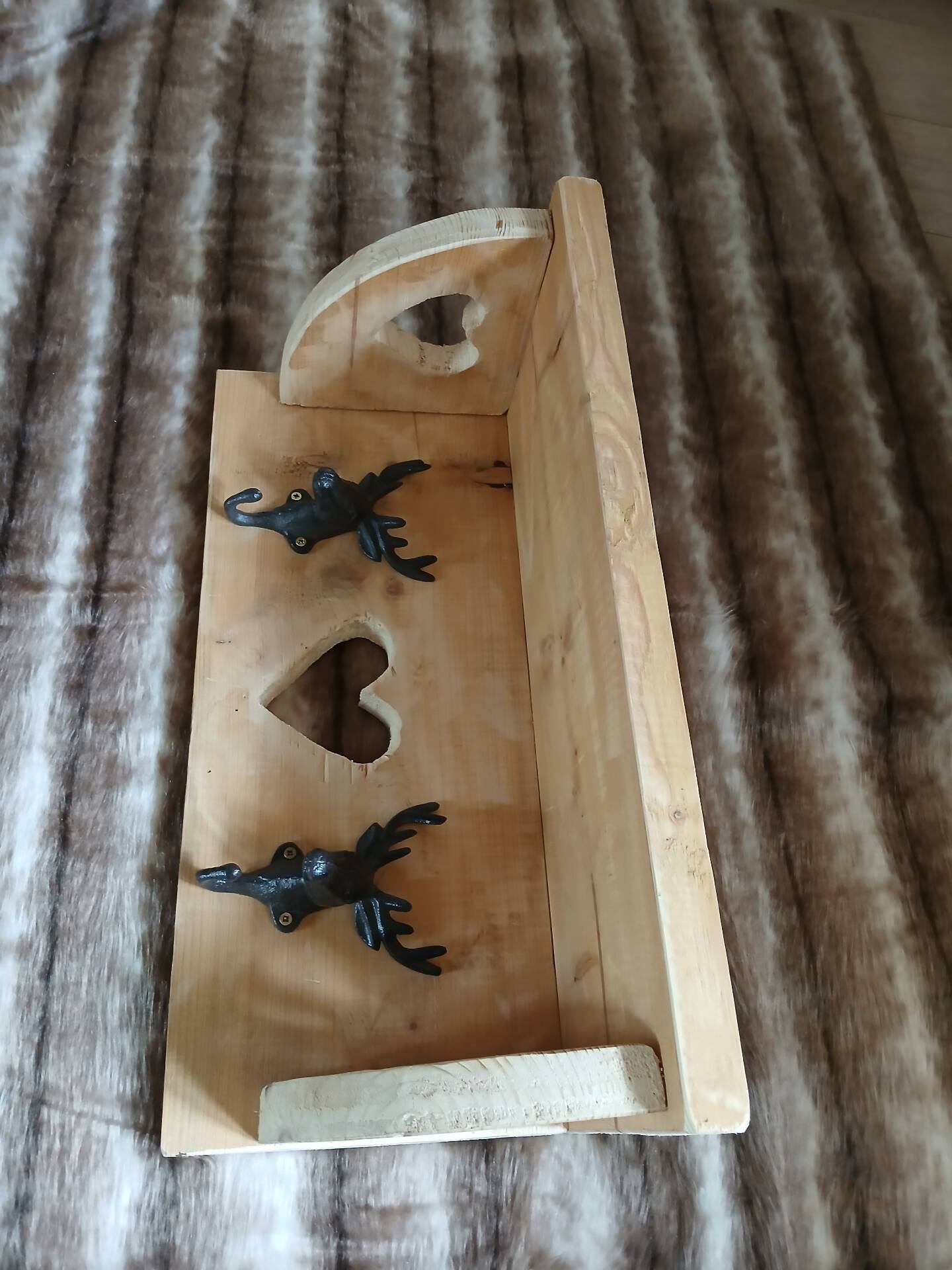Étagère murale en bois brut