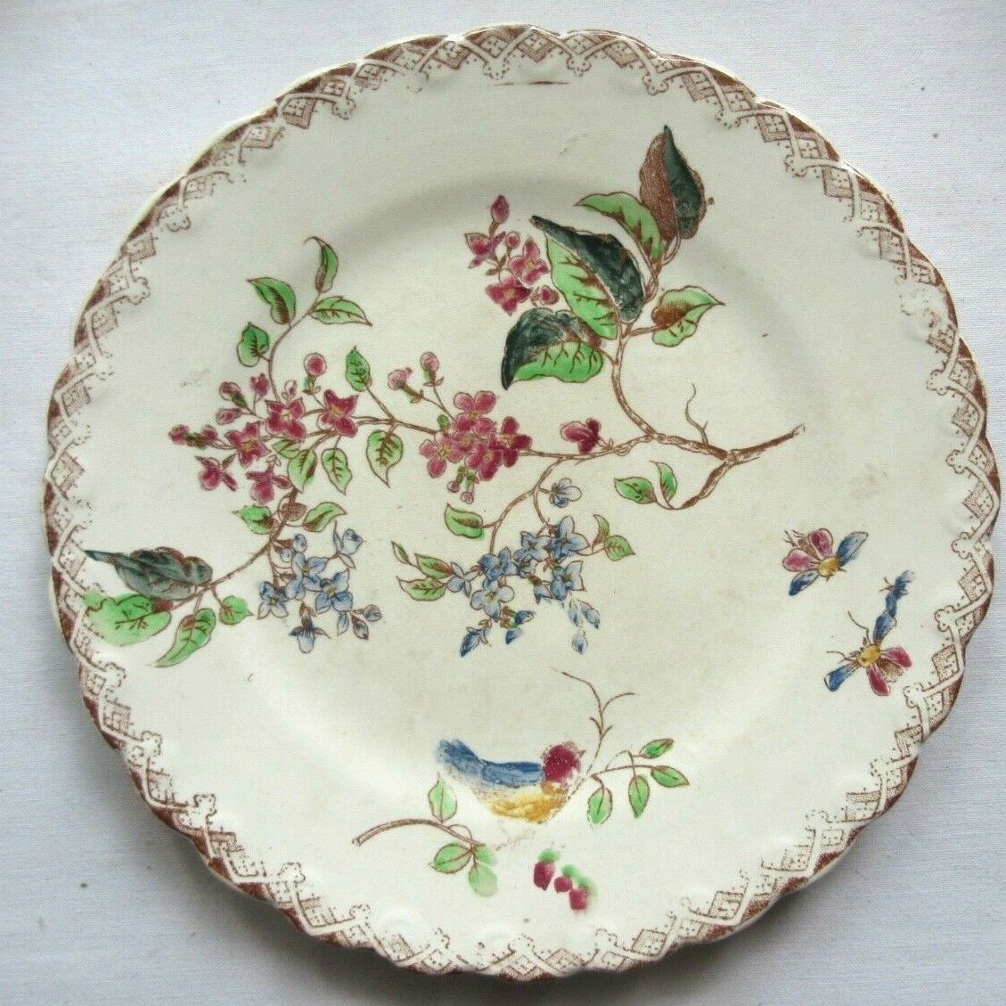 Assiette polychrome à dessert signée onnaing, oiseaux, papillons et fleurs