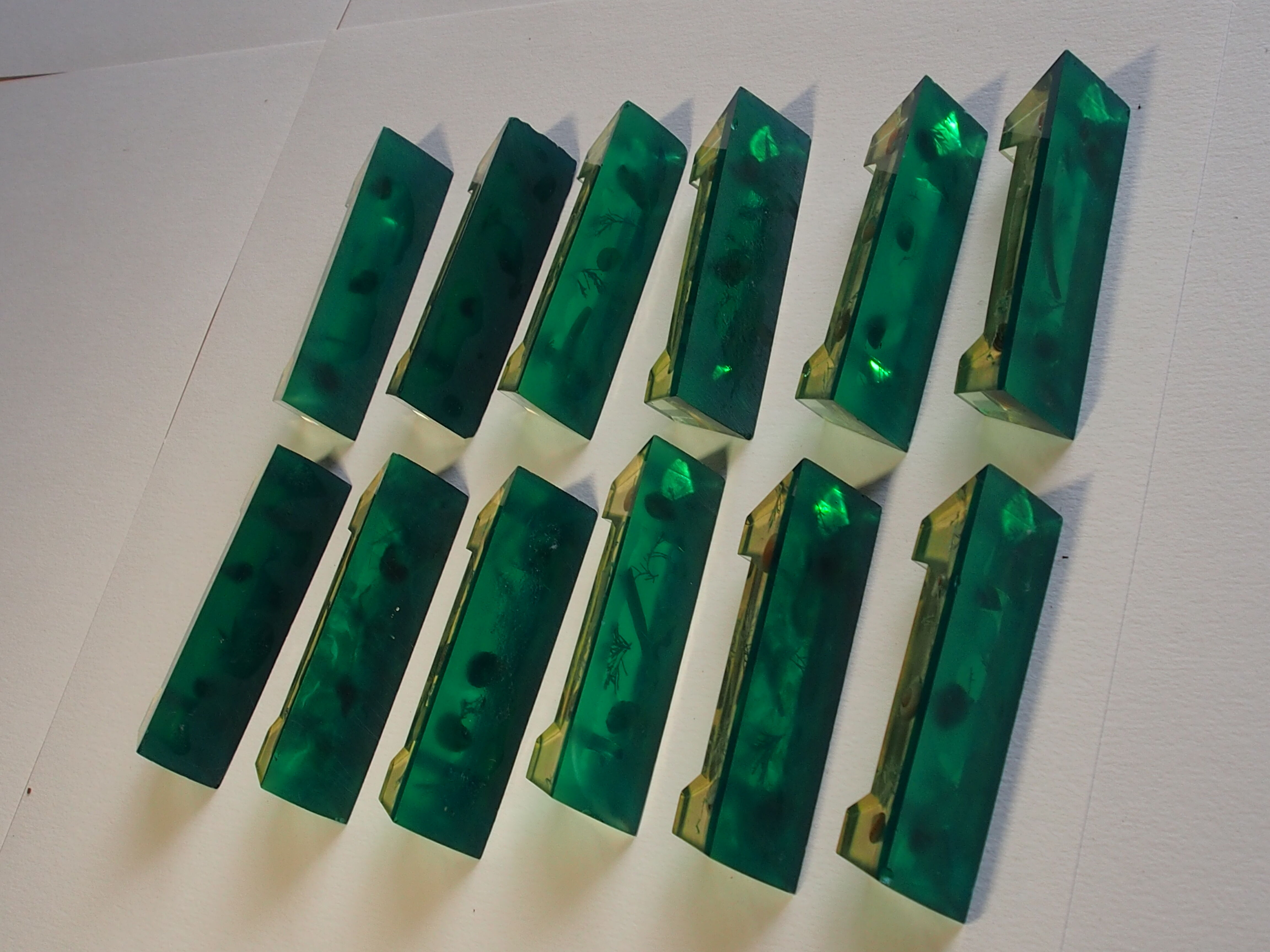 Knife holder in resin and inclusion of shells