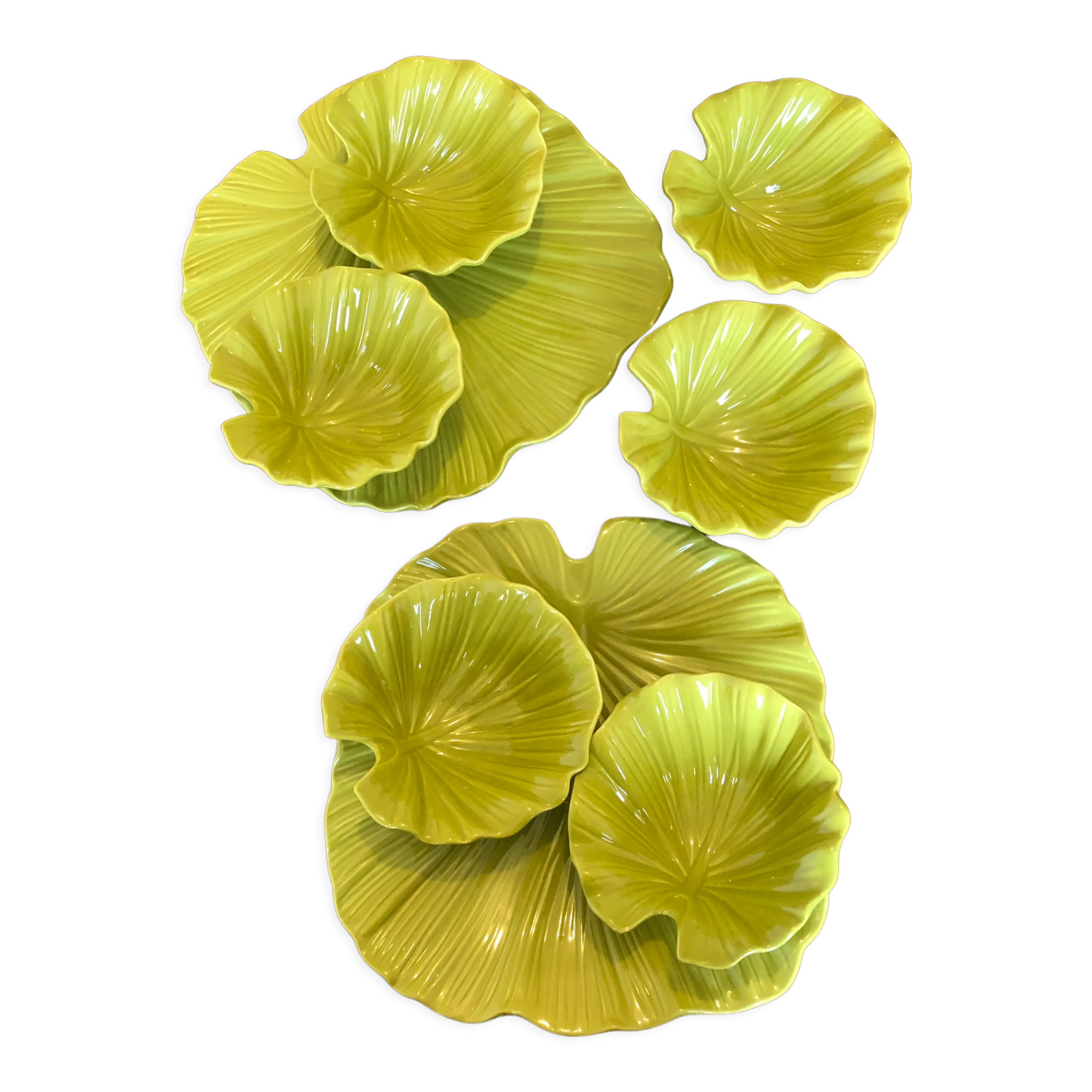 2 dishes and its 6 anise green cups