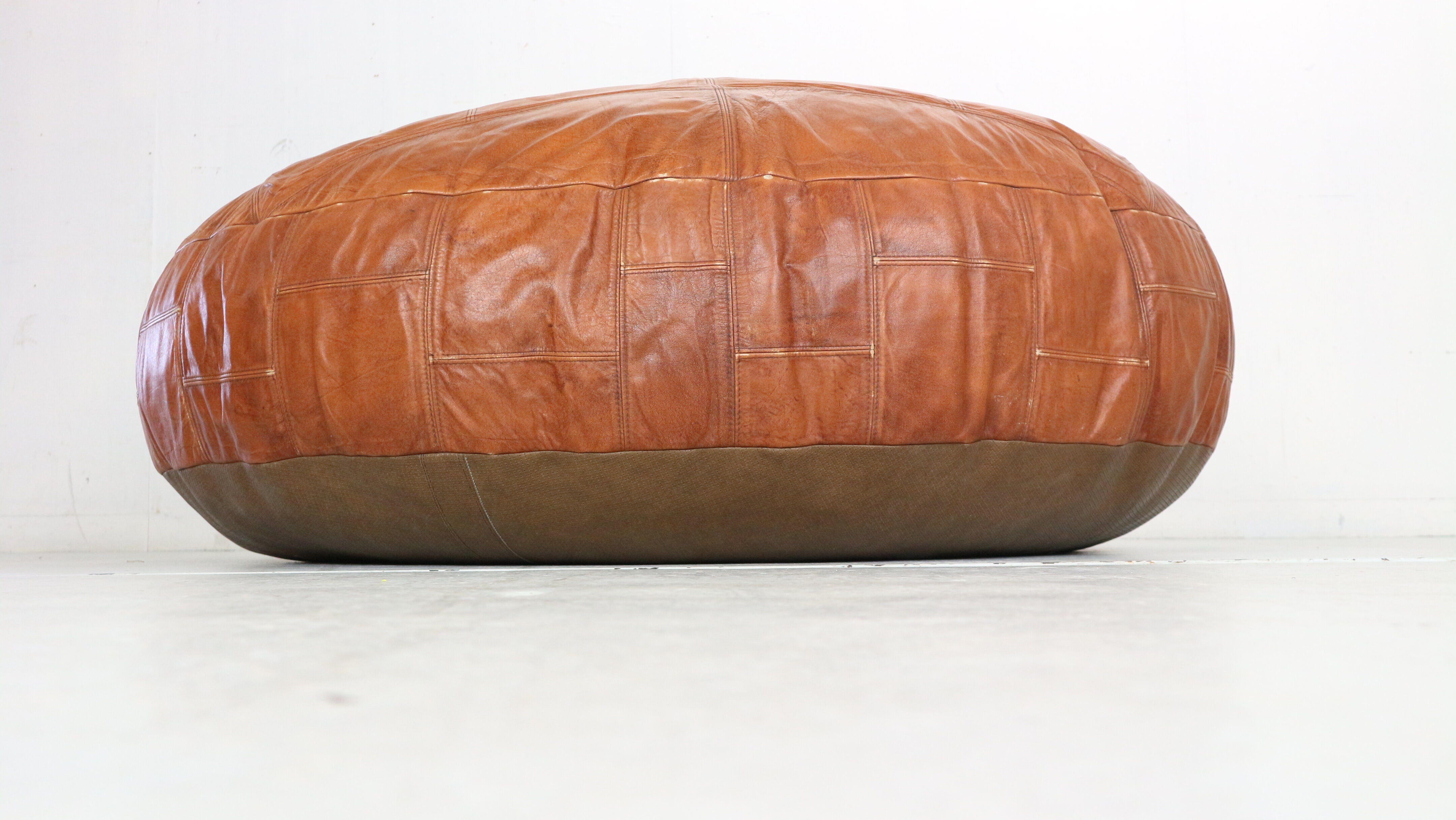 Pouf en cuir de couleur cognac 1960