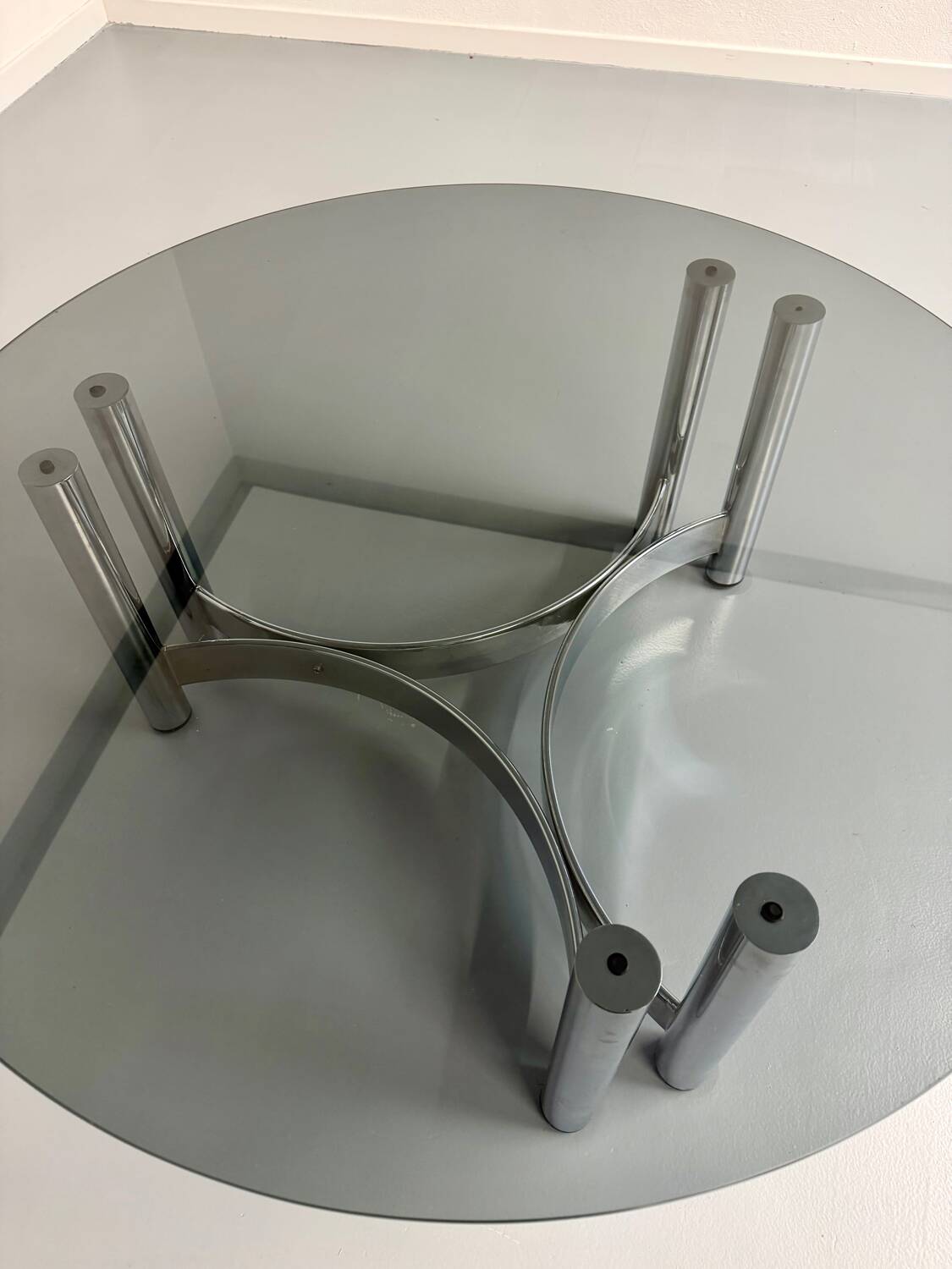 Round coffee table in smoked glass and chrome steel, 1970s design.