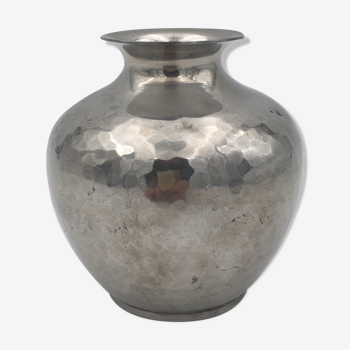 Vase boule en étain martelé brillant, art déco, signé Chanal - années 1910