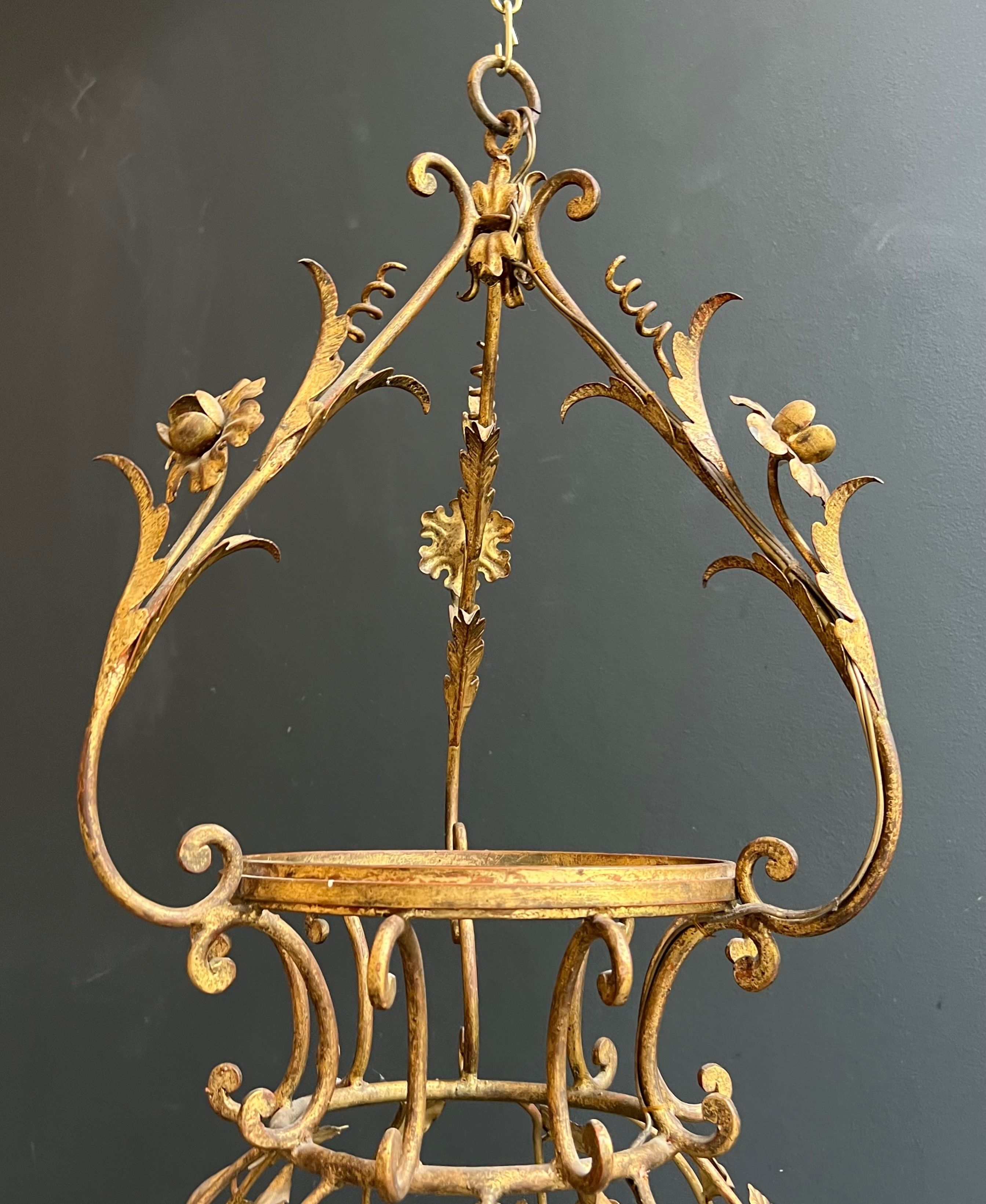 Important golden iron lantern with foliage decorations from the Baguès house.