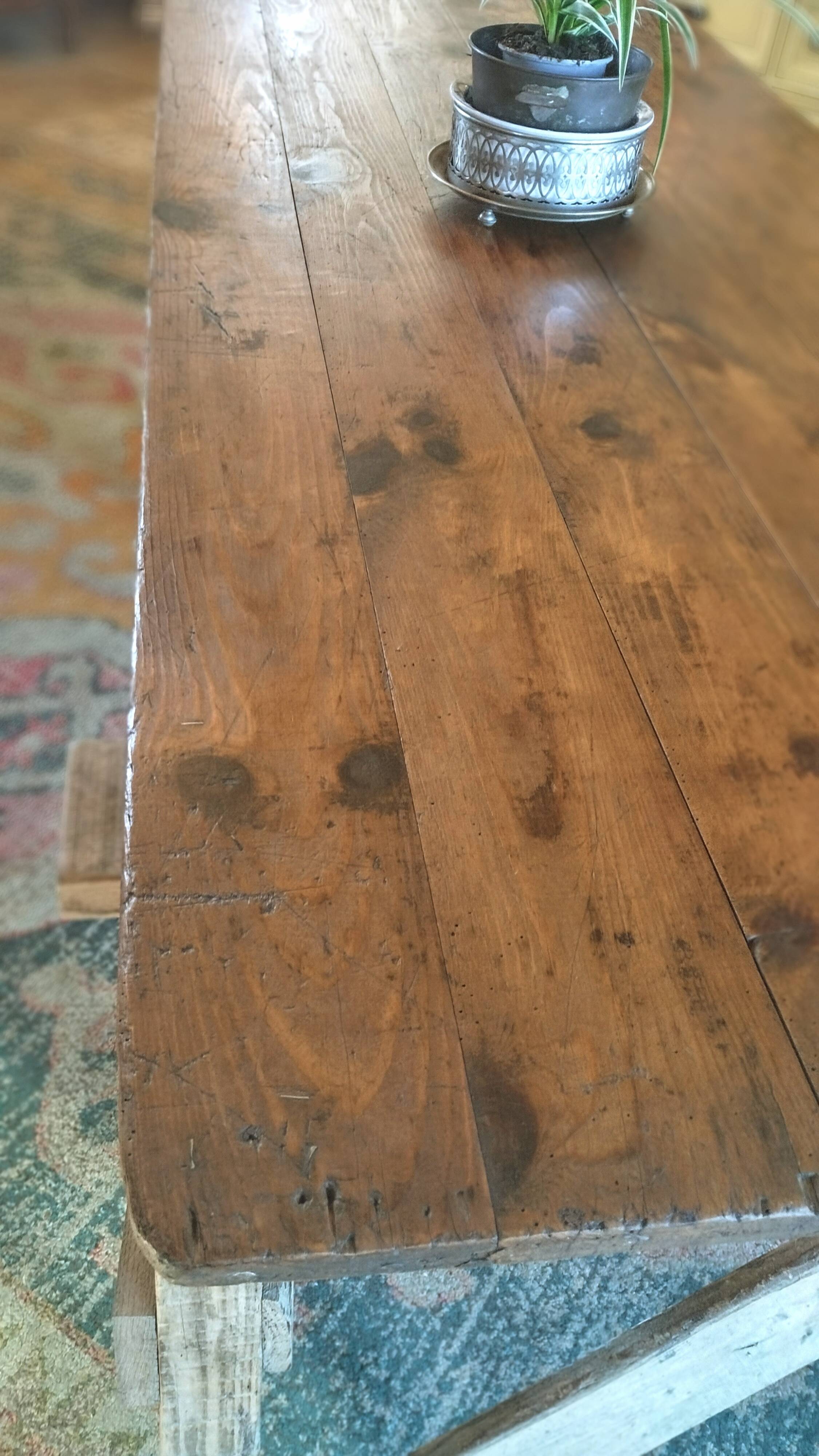 Table de ferme rustique patinée sur de lourds tréteaux