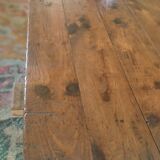 Table de ferme rustique patinée sur de lourds tréteaux