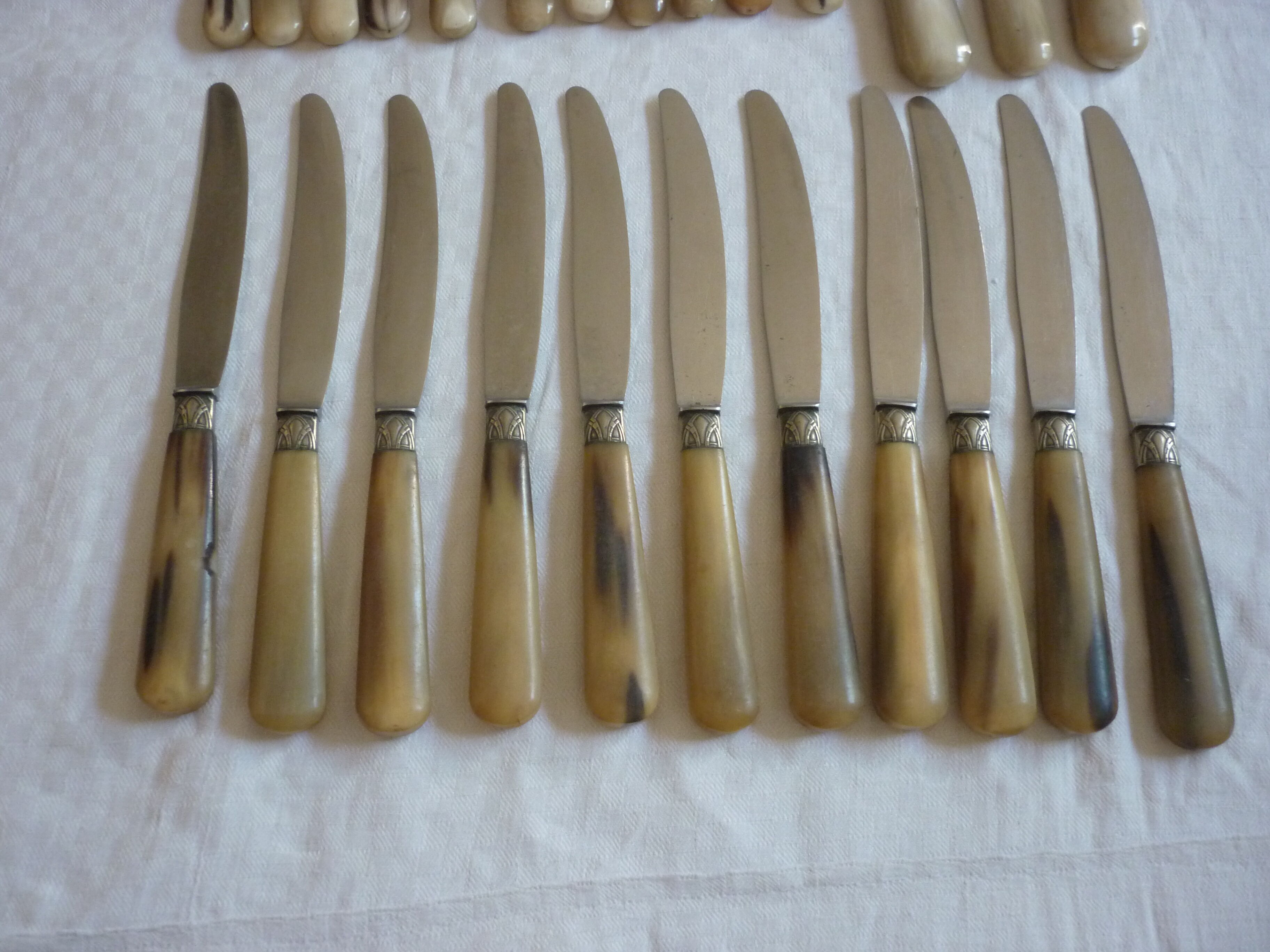 22 couteaux et 3 couverts service bakelite manufrance