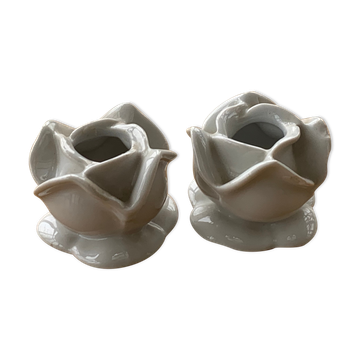 Deux bougeoirs fleurs en porcelaine blanche vintage