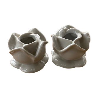 Deux bougeoirs fleurs en porcelaine blanche vintage