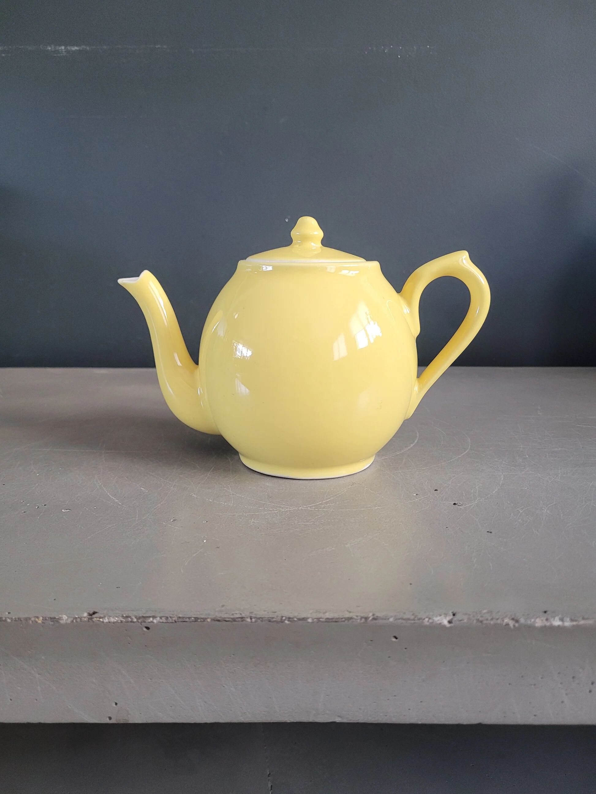 Old yellow porcelain teapot - 0.7L - Ref 890