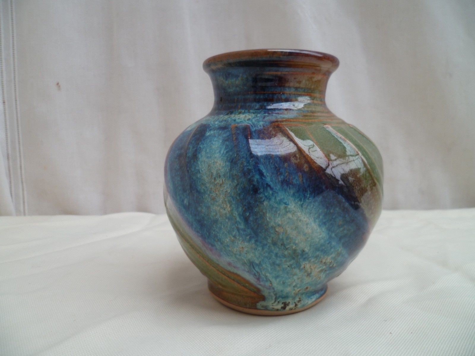 Pottery vase Glossy has facets