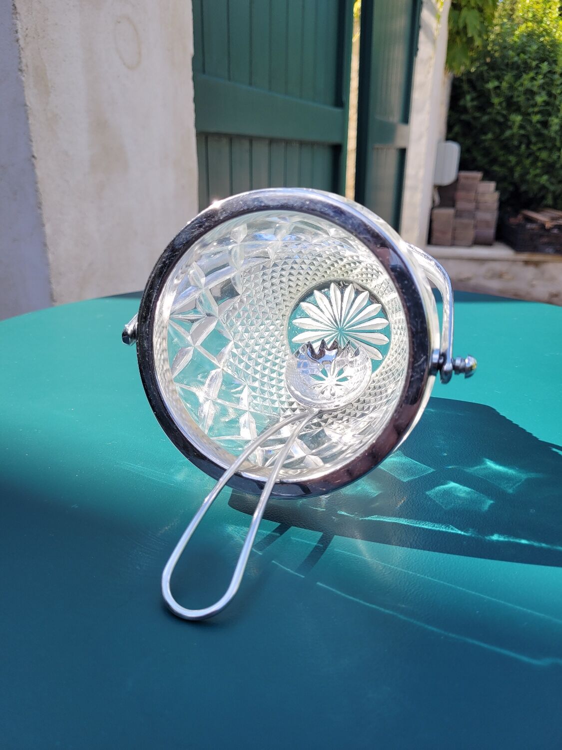 Ice bucket and its tongs