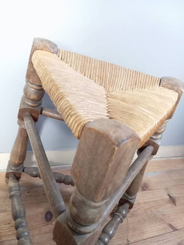 Tabouret tripode bois et paille style neo basque