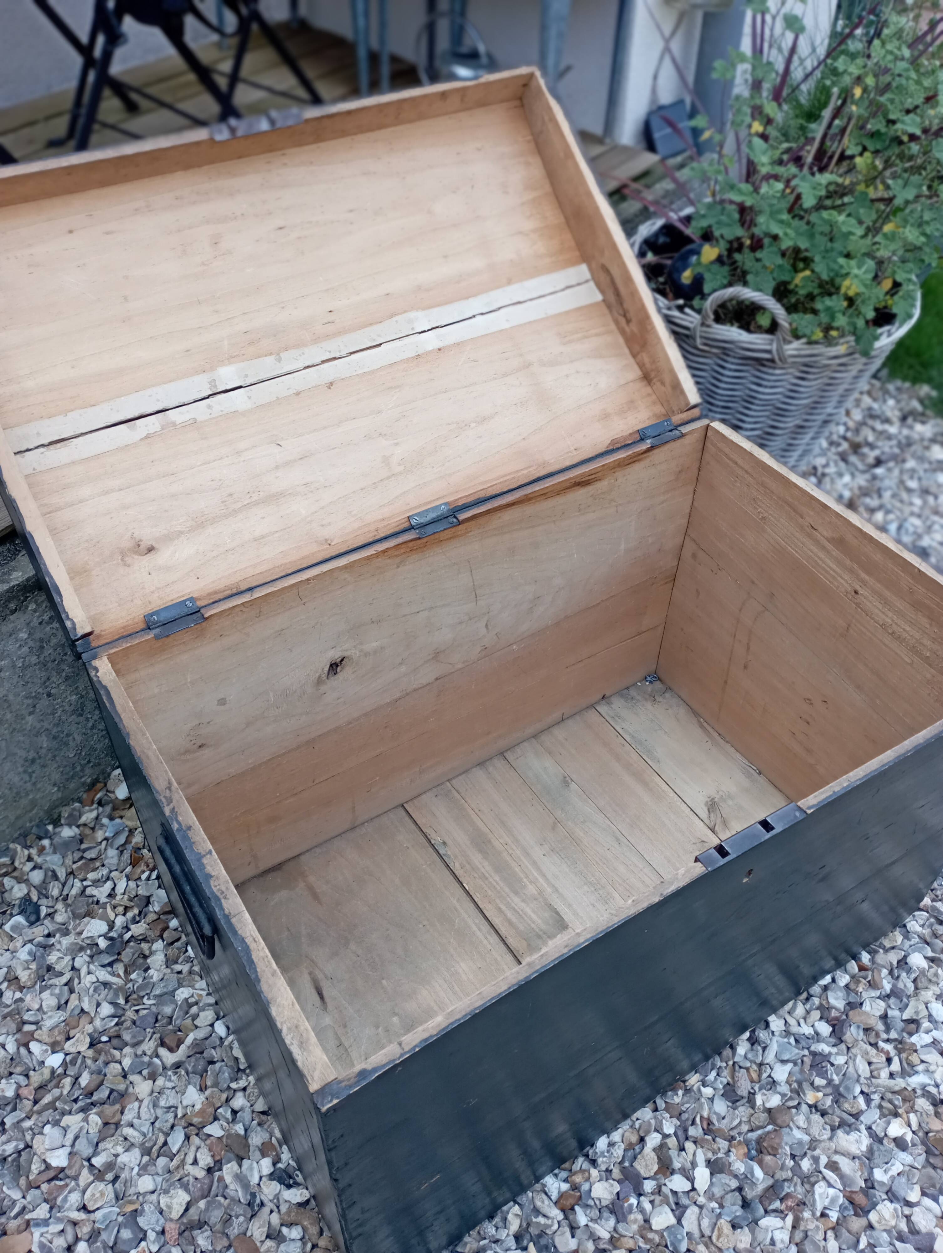 Coffre en bois peint