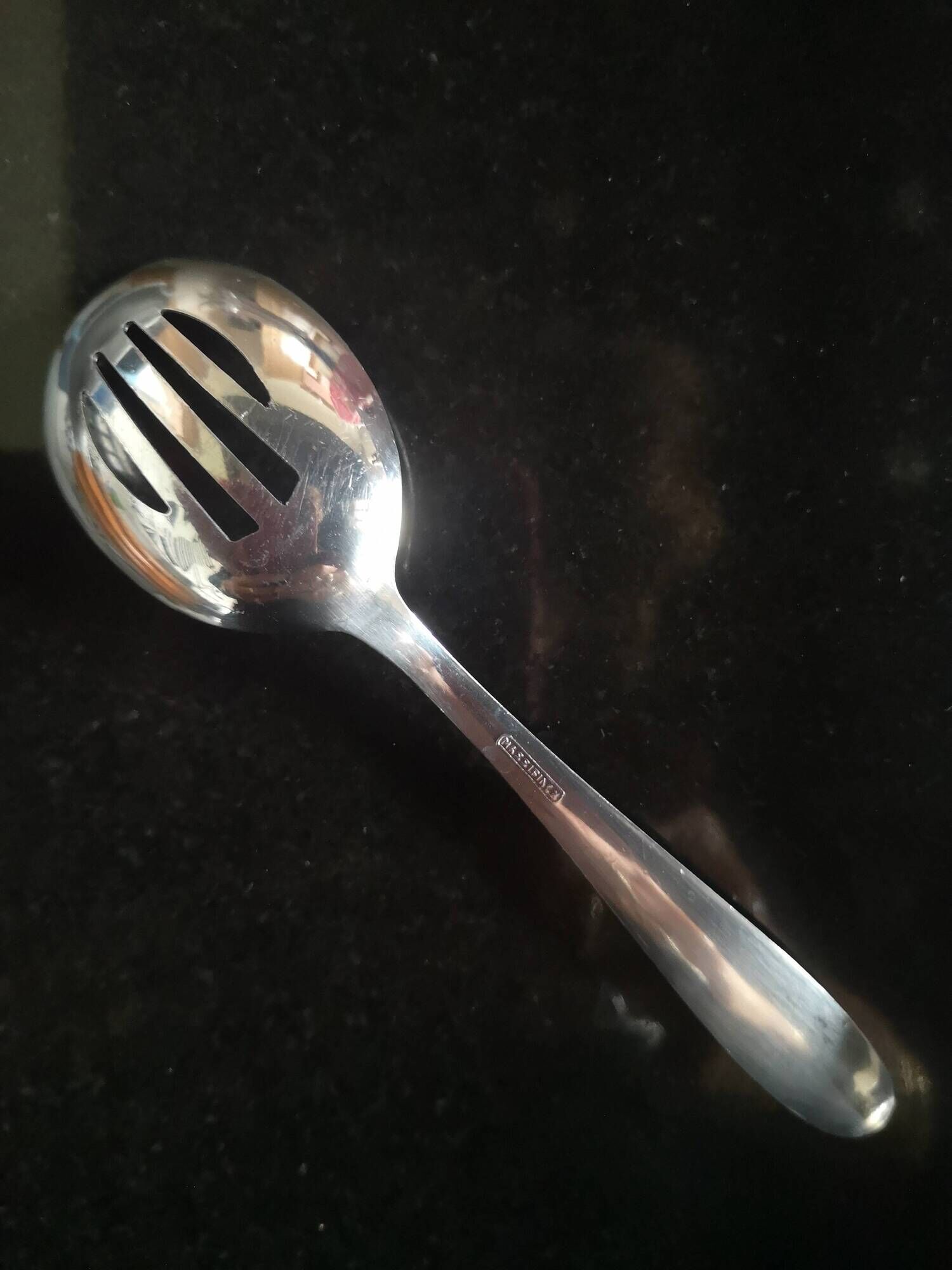Ice bucket and its spoon