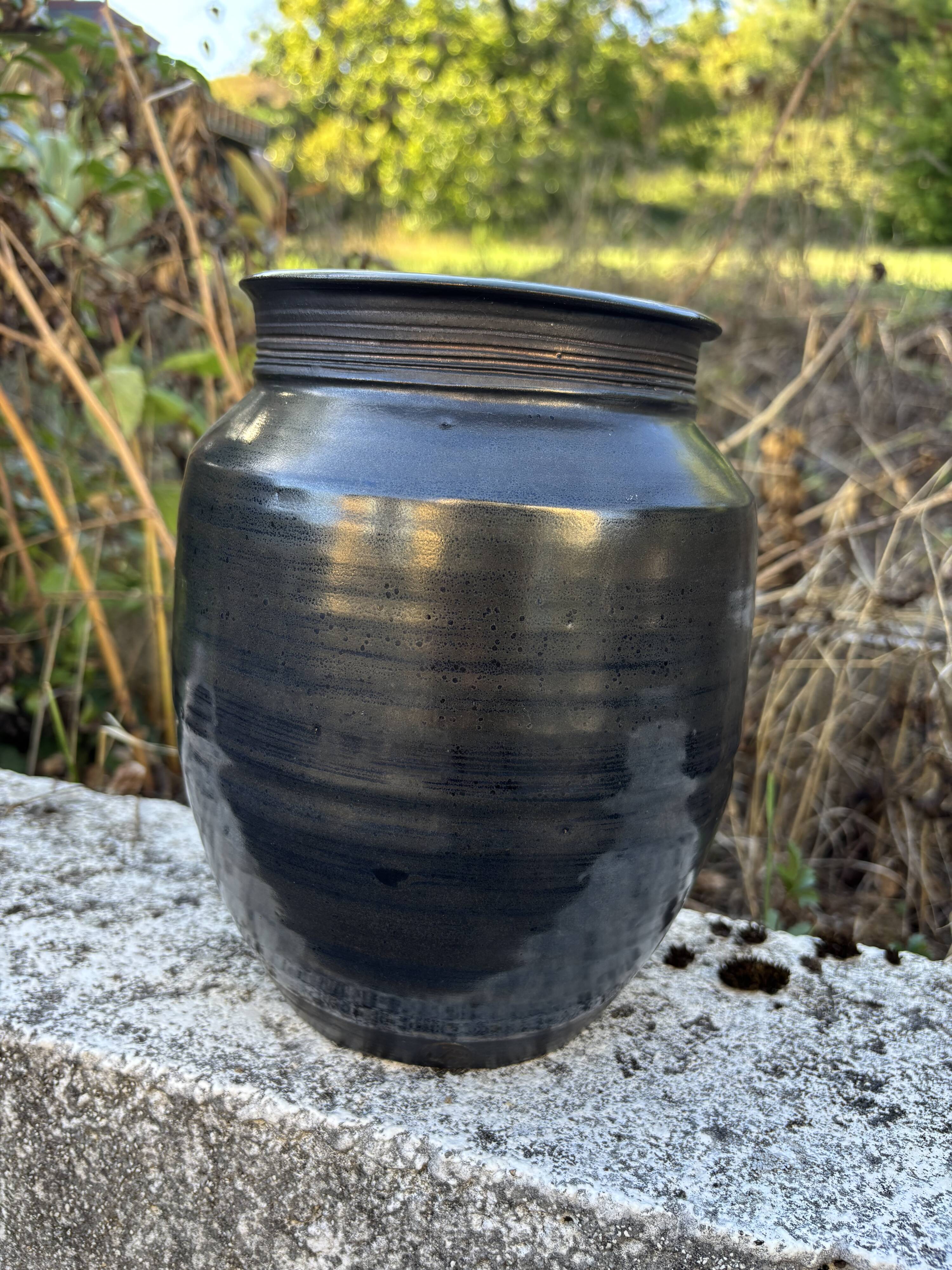 Vase en grès émaillé à couverte sombre. Monogramme JP Jacques Pouchain.