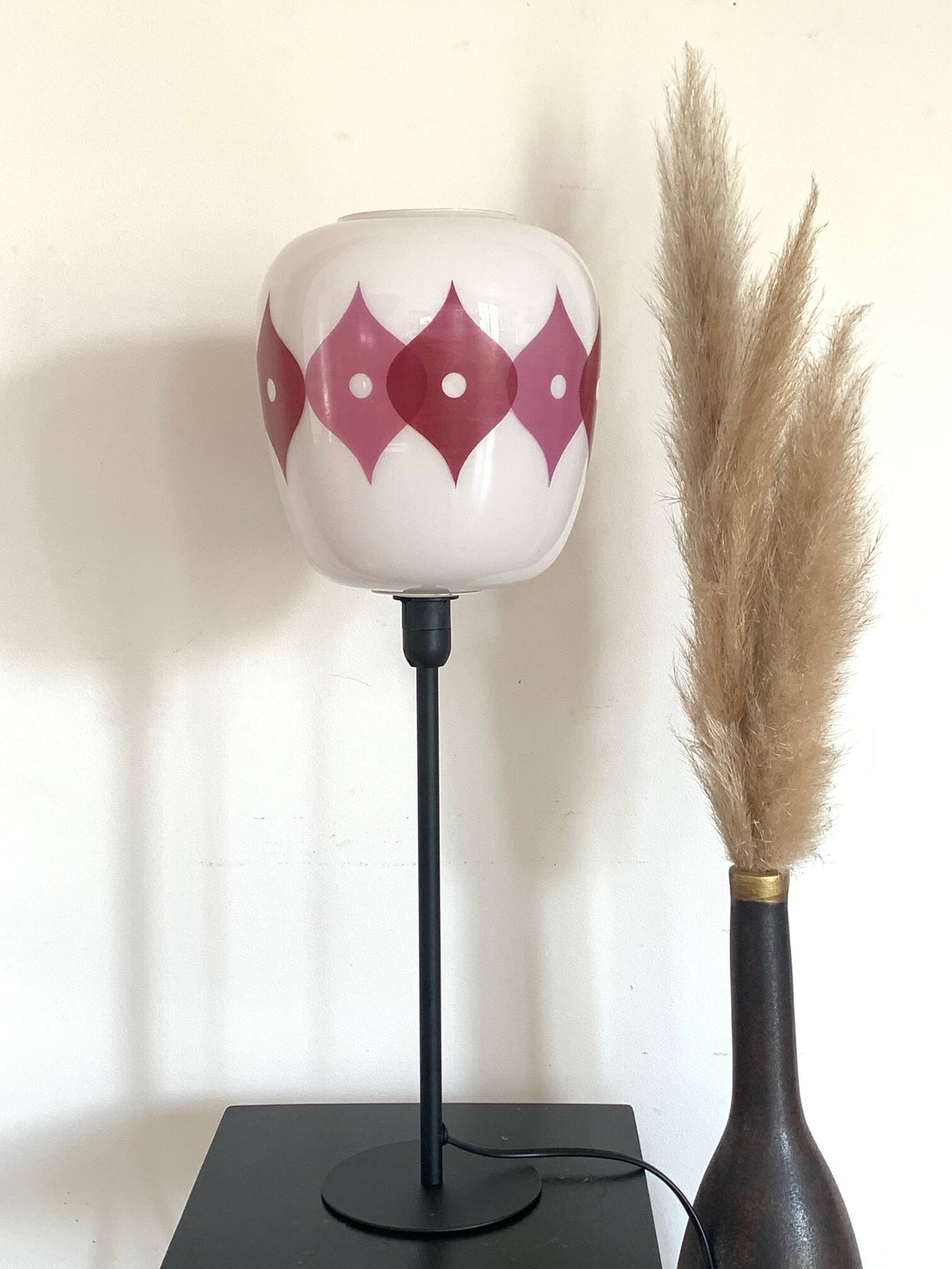 Table lamp with a vintage "Jacquard" glass globe and a golden foot