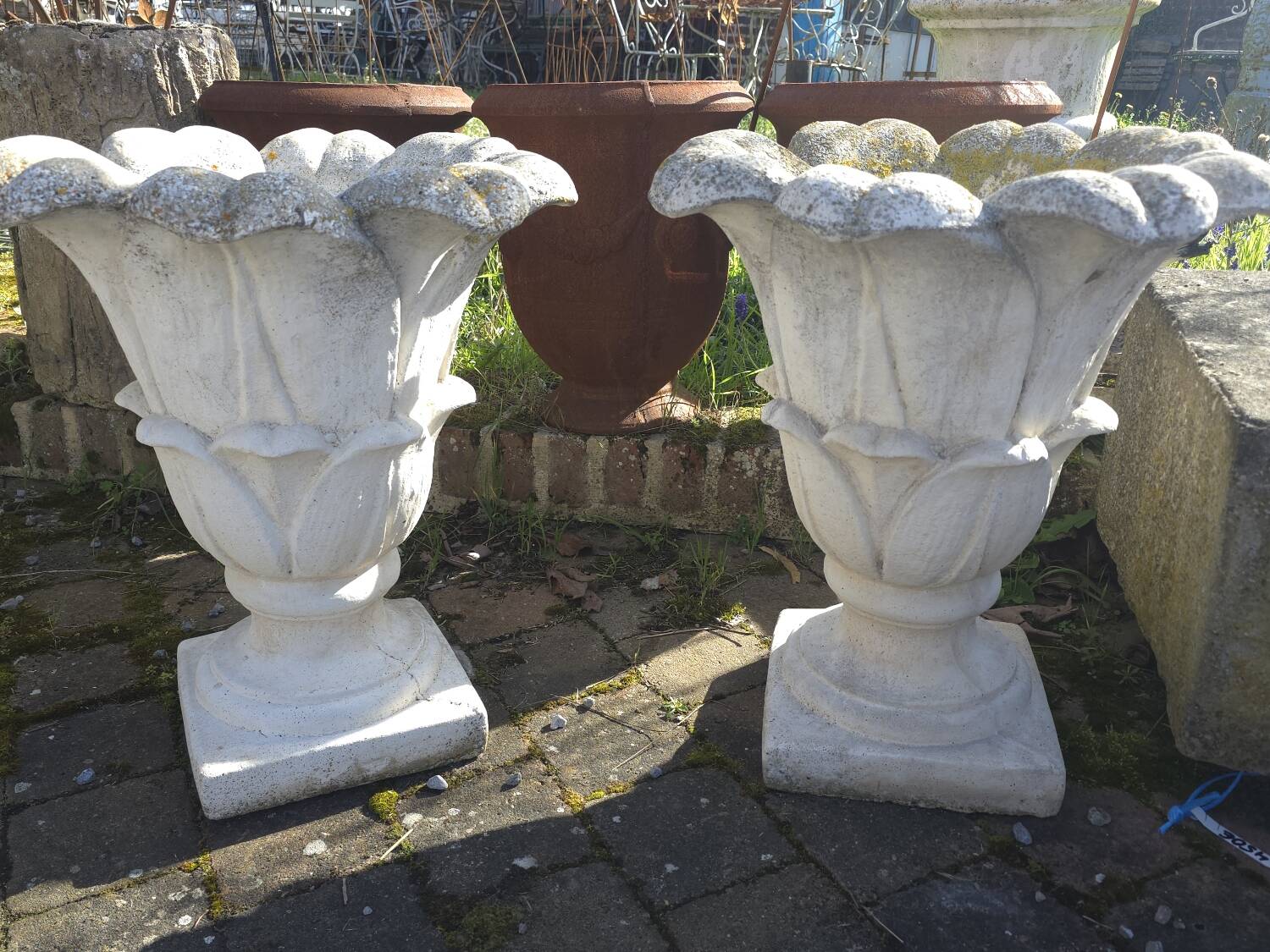 Vases en pierre reconstituée en forme de tulipe (la paire)