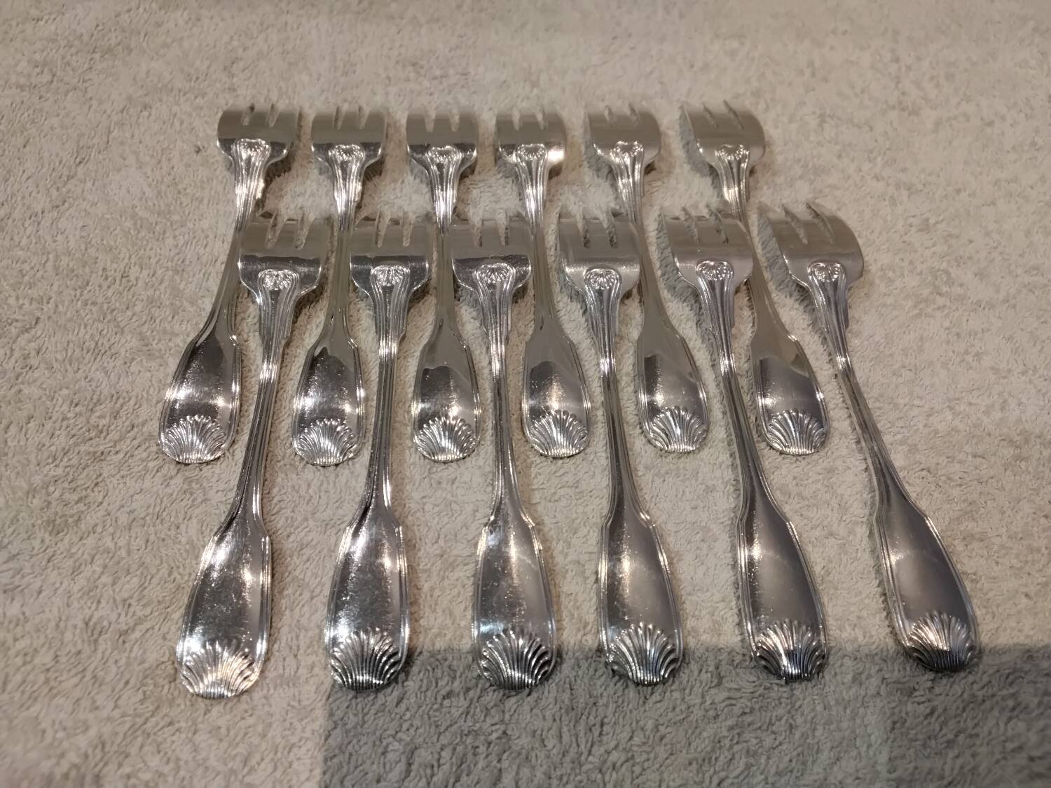 12 fourchettes à gateaux métal argenté orfèvre Cailar Bayard coquille