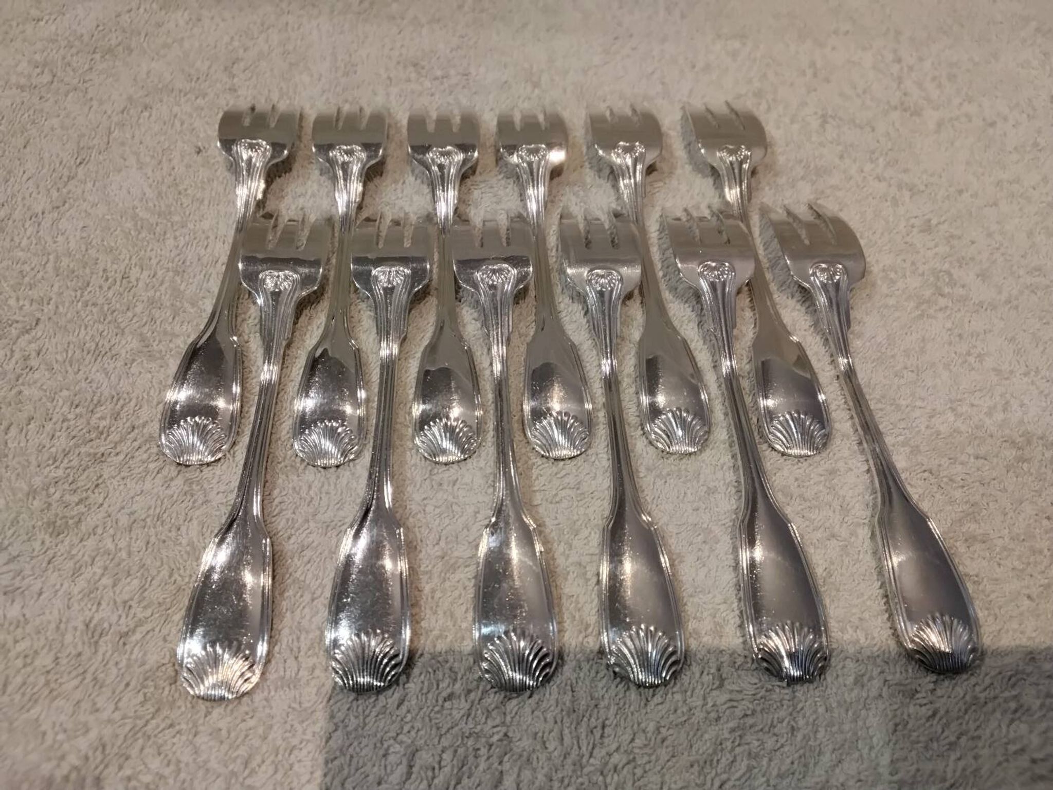 12 fourchettes à gateaux métal argenté orfèvre Cailar Bayard coquille