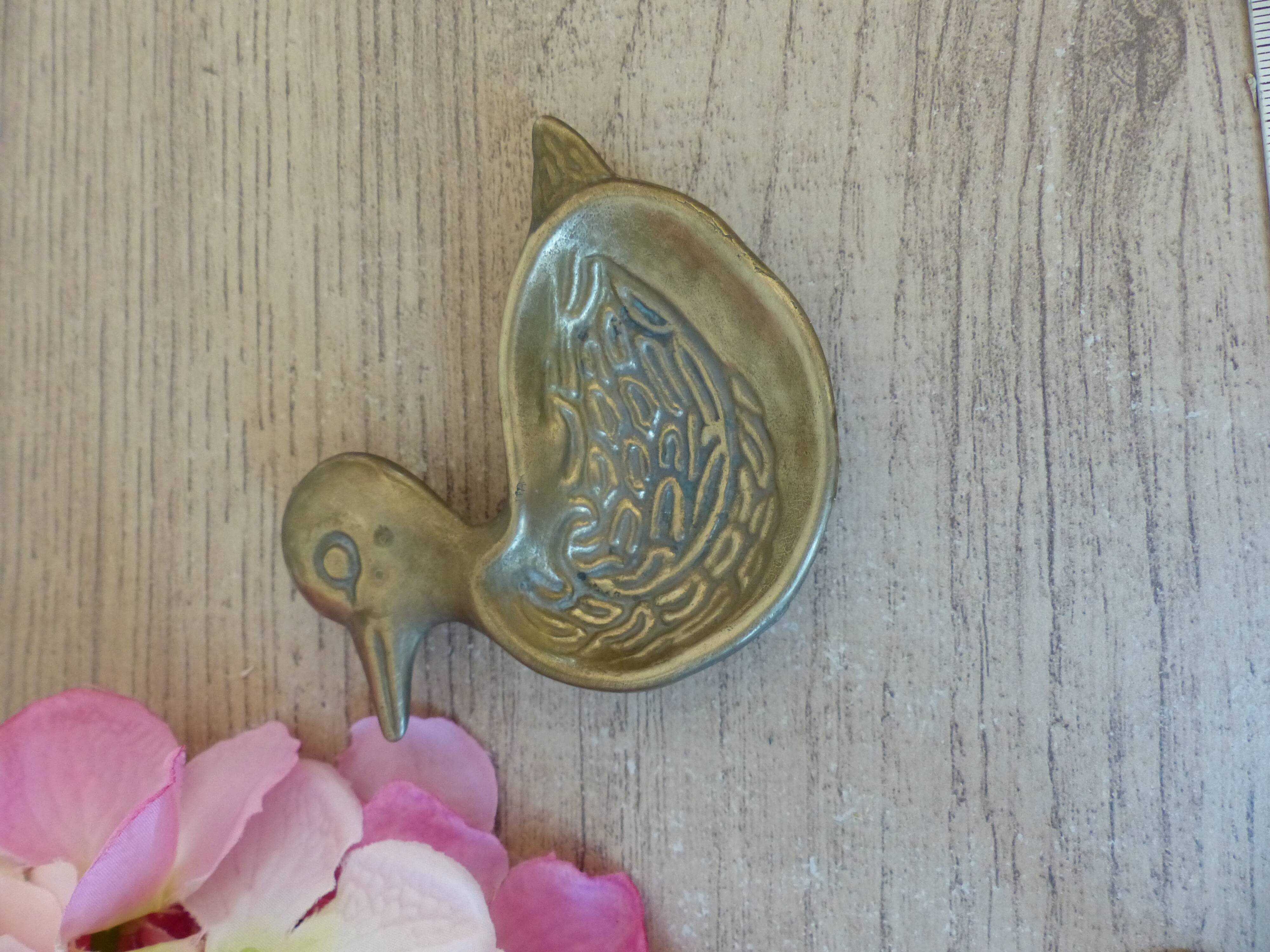 Small carved brass duck ashtray, duck pocket ashtray
