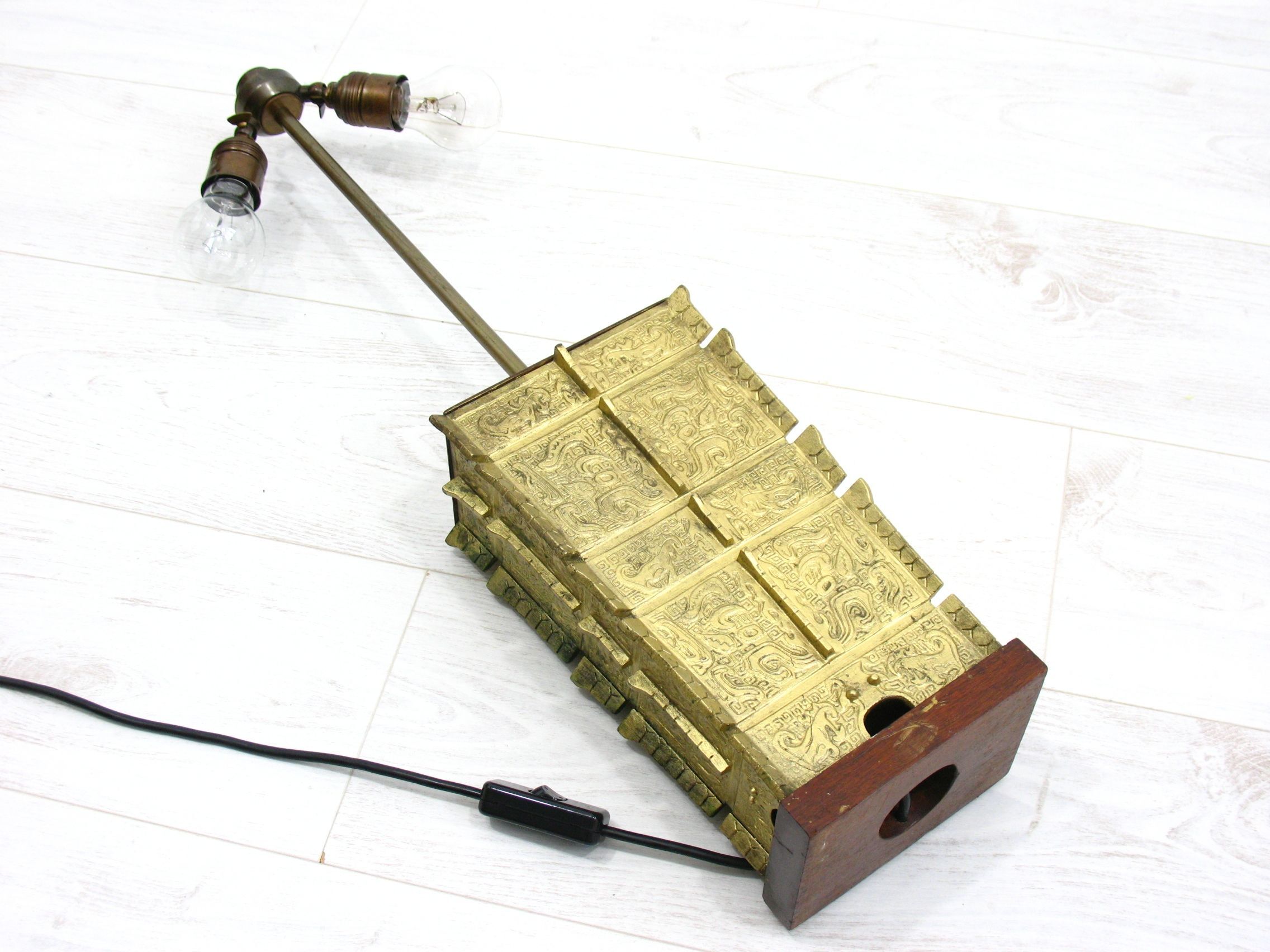 Lampe en bronze de style archaïque chinois 1940 / 1950 s