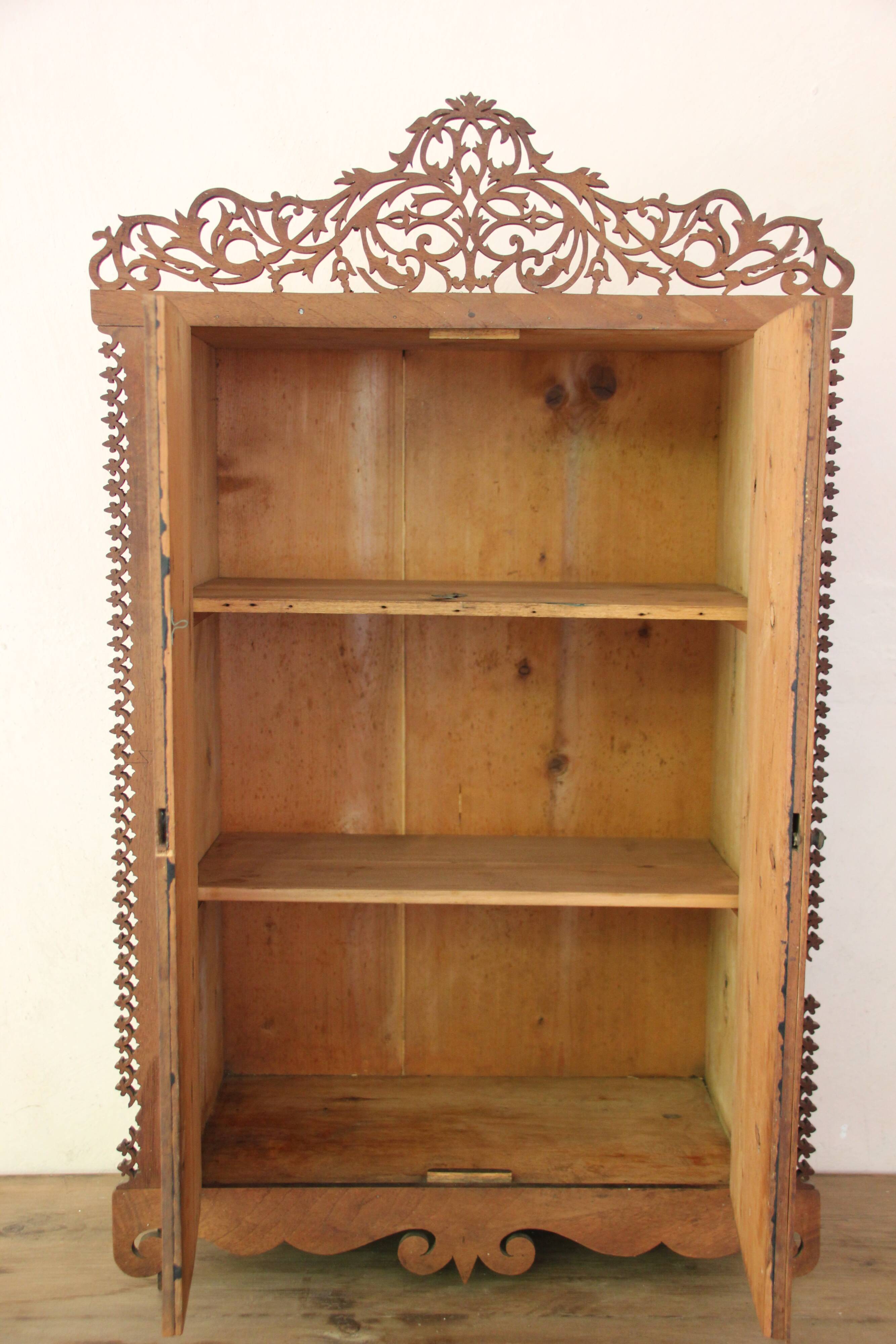 Wall cabinet to hang