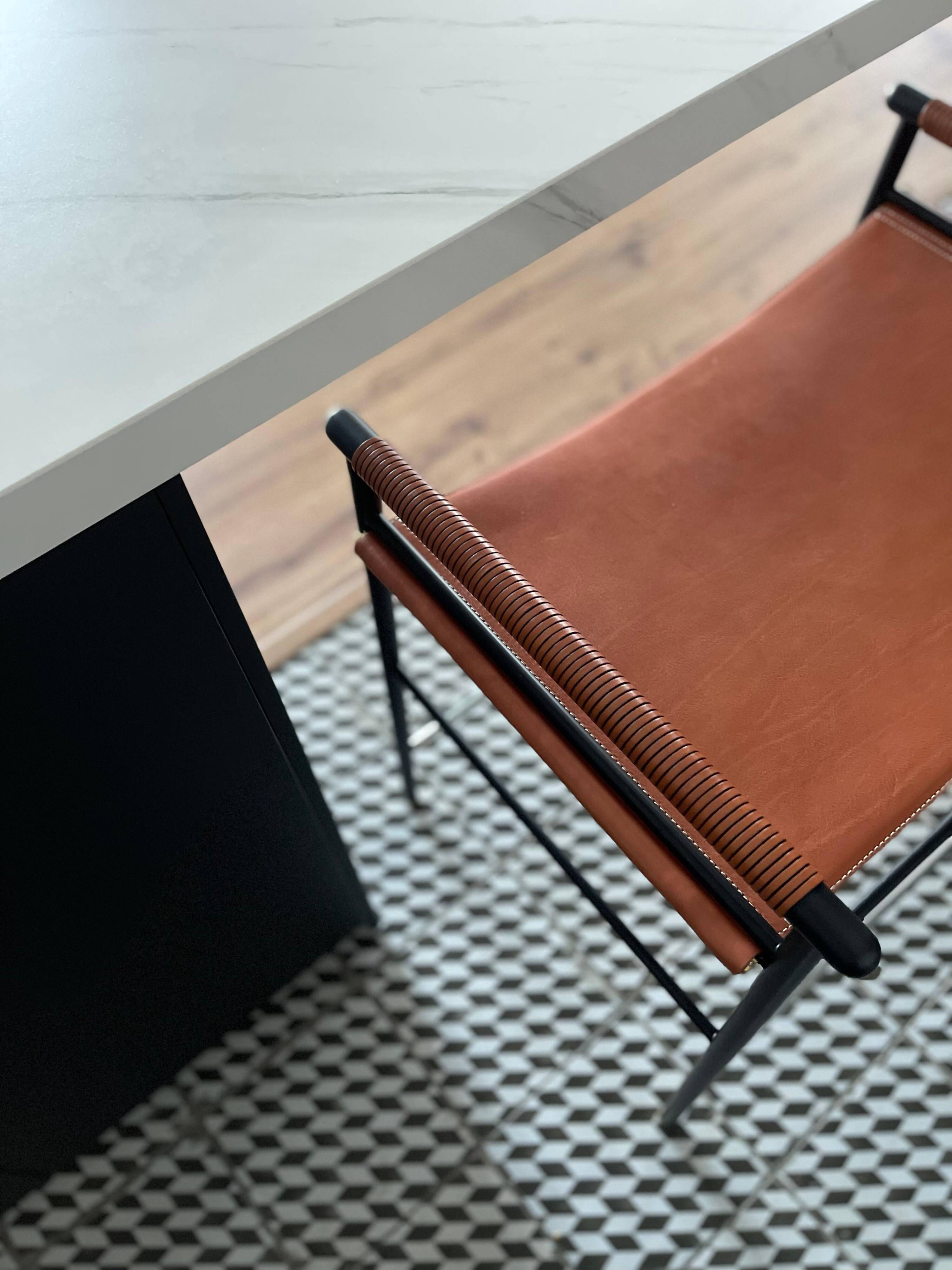 Jeu de 6 tabourets de bar Classic Contemporary en cuir cognac et métal de caoutchouc noir